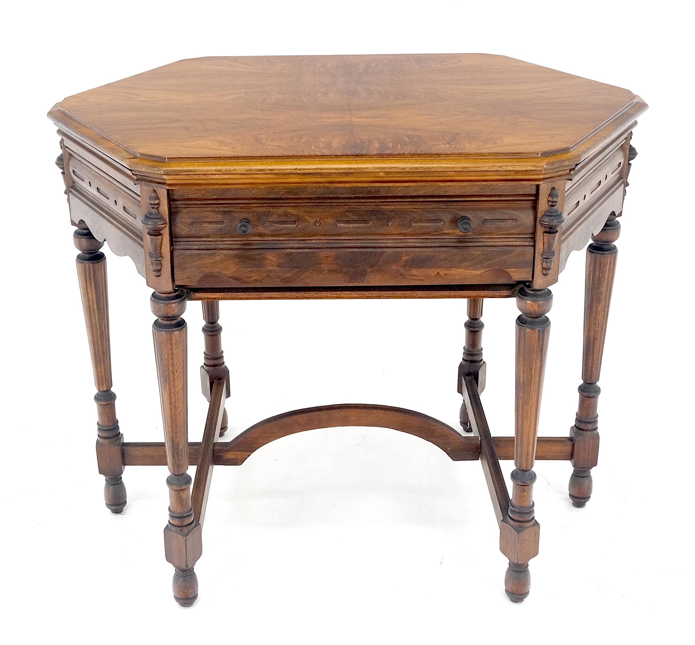 Art déco Antiquités c1920s Tube Radio Stunning American Walnut Cabinet Lift Top Table MINT en vente