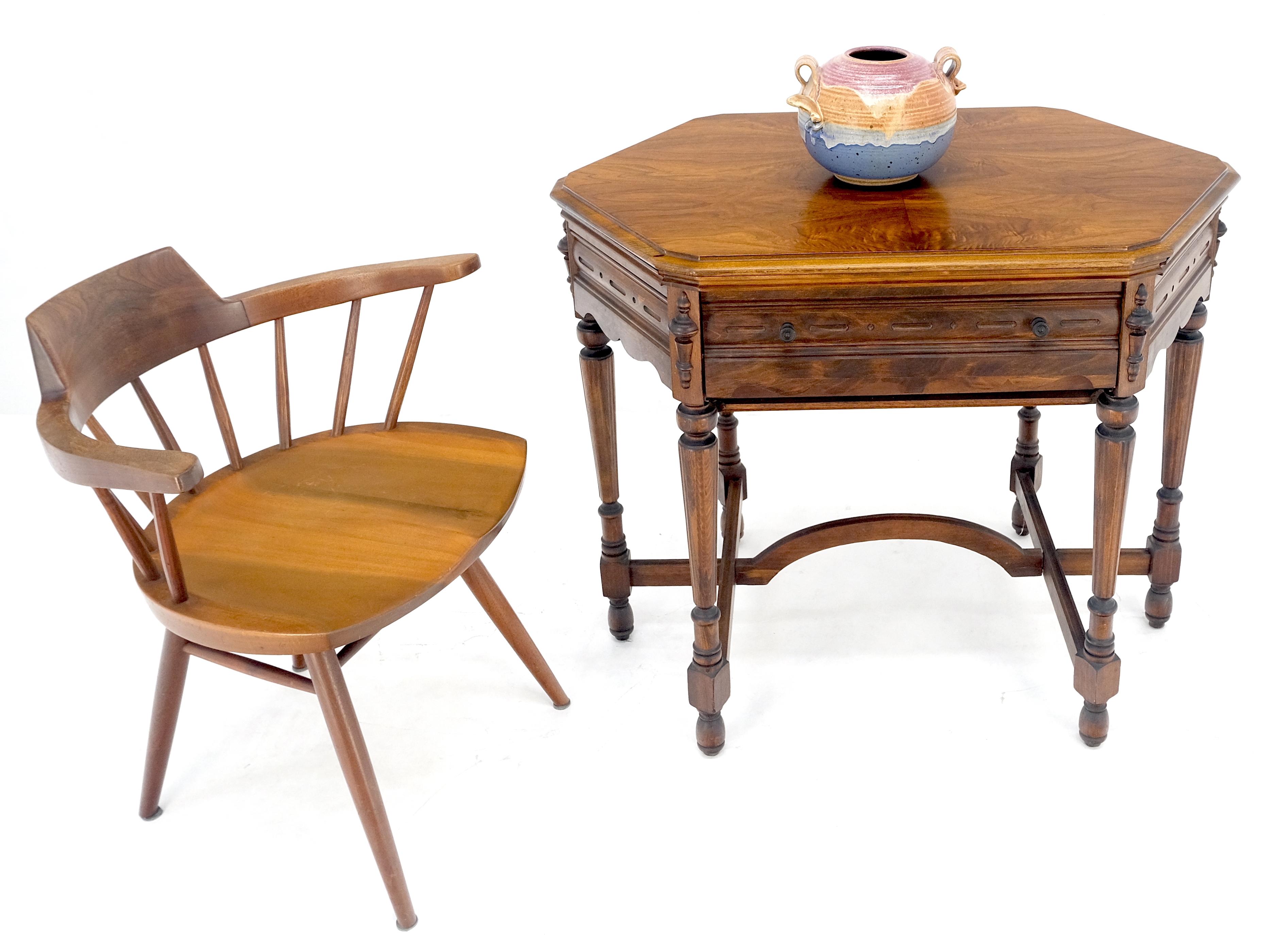 Antiquités c1920s Tube Radio Stunning American Walnut Cabinet Lift Top Table MINT Excellent état - En vente à Rockaway, NJ