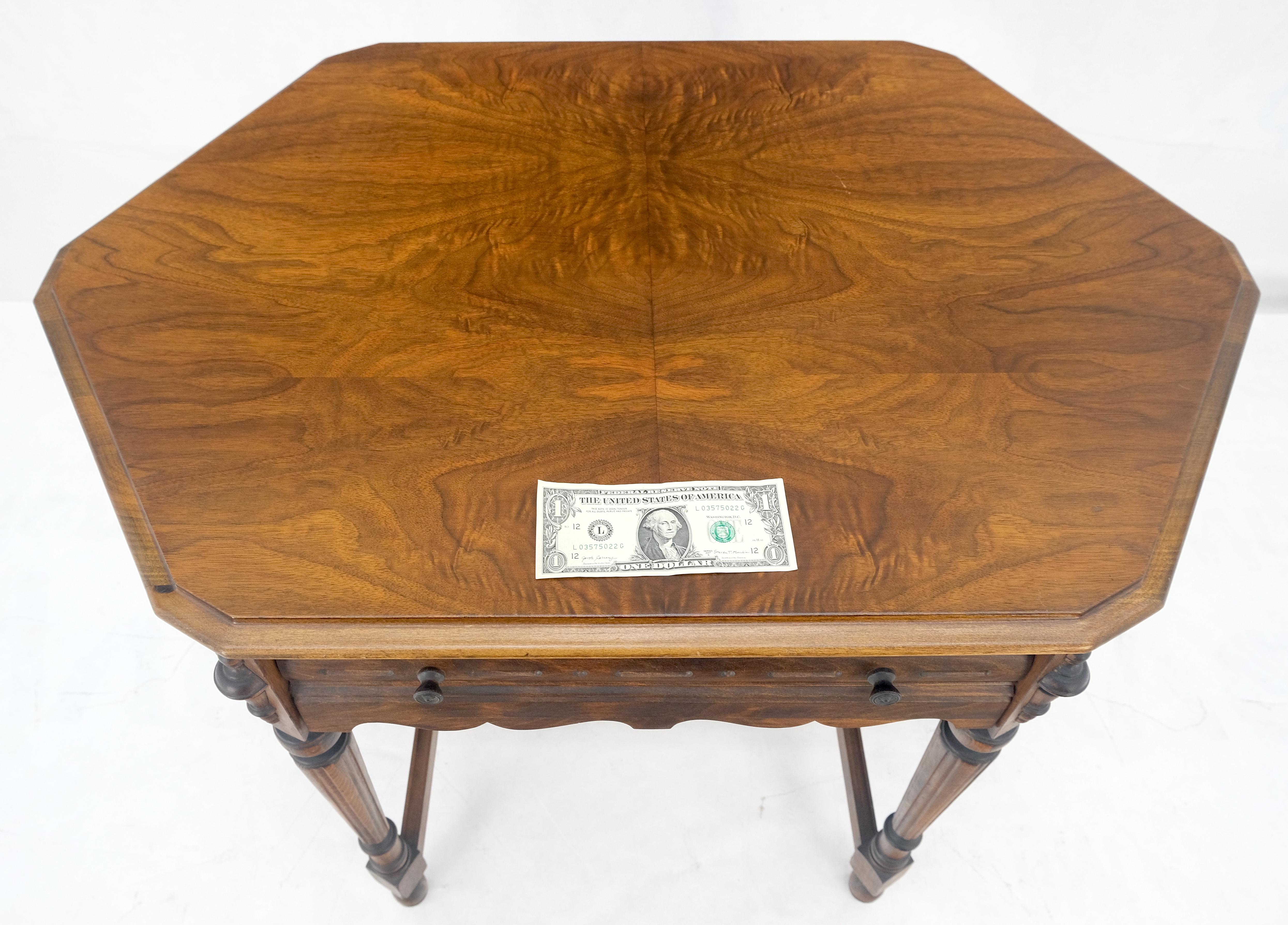 20ième siècle Antiquités c1920s Tube Radio Stunning American Walnut Cabinet Lift Top Table MINT en vente
