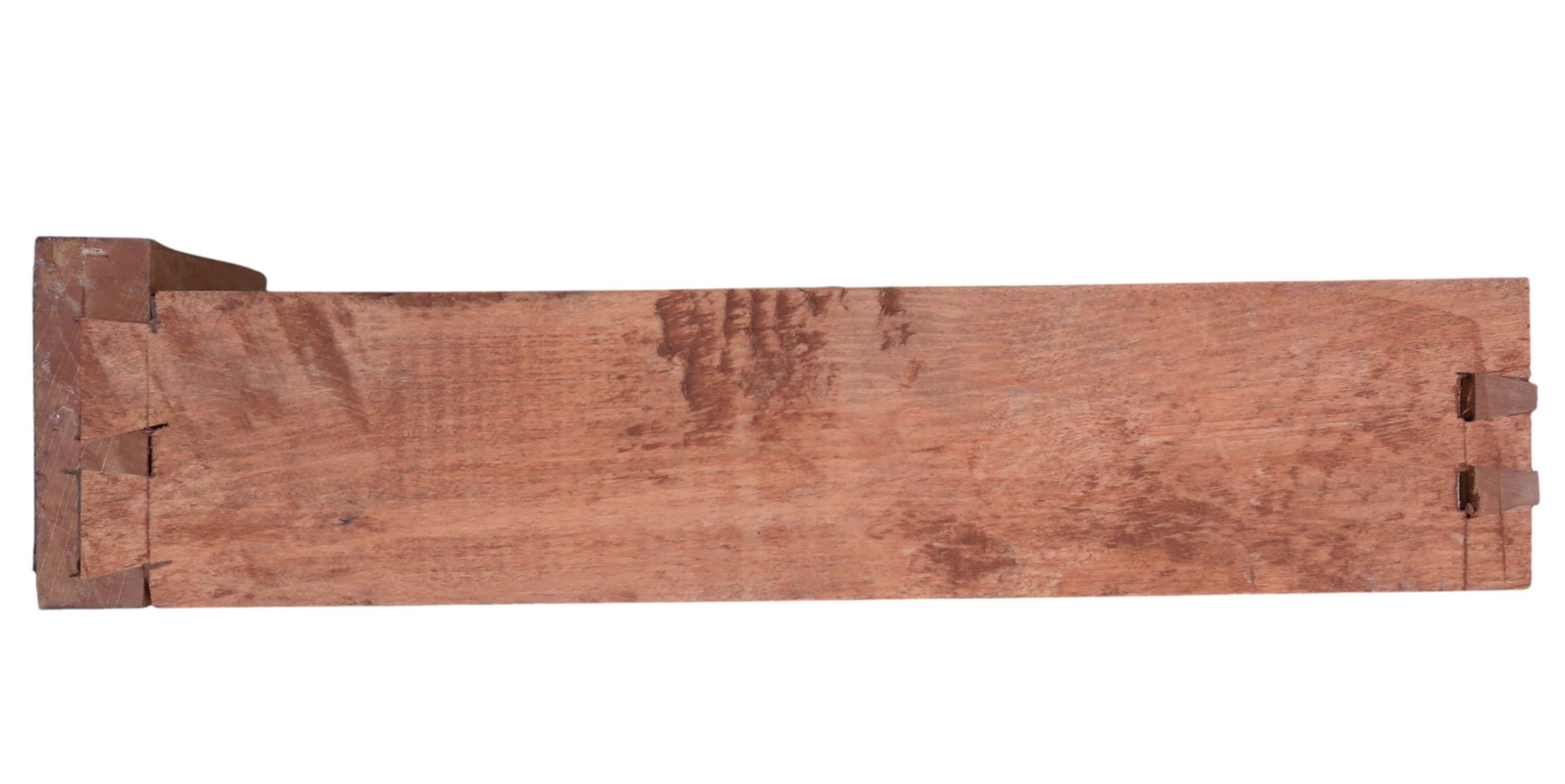 20ième siècle Antique c.1925 Pair of Kidney-Shaped Inlaid Veneer Bedside Tables / Cupboards en vente