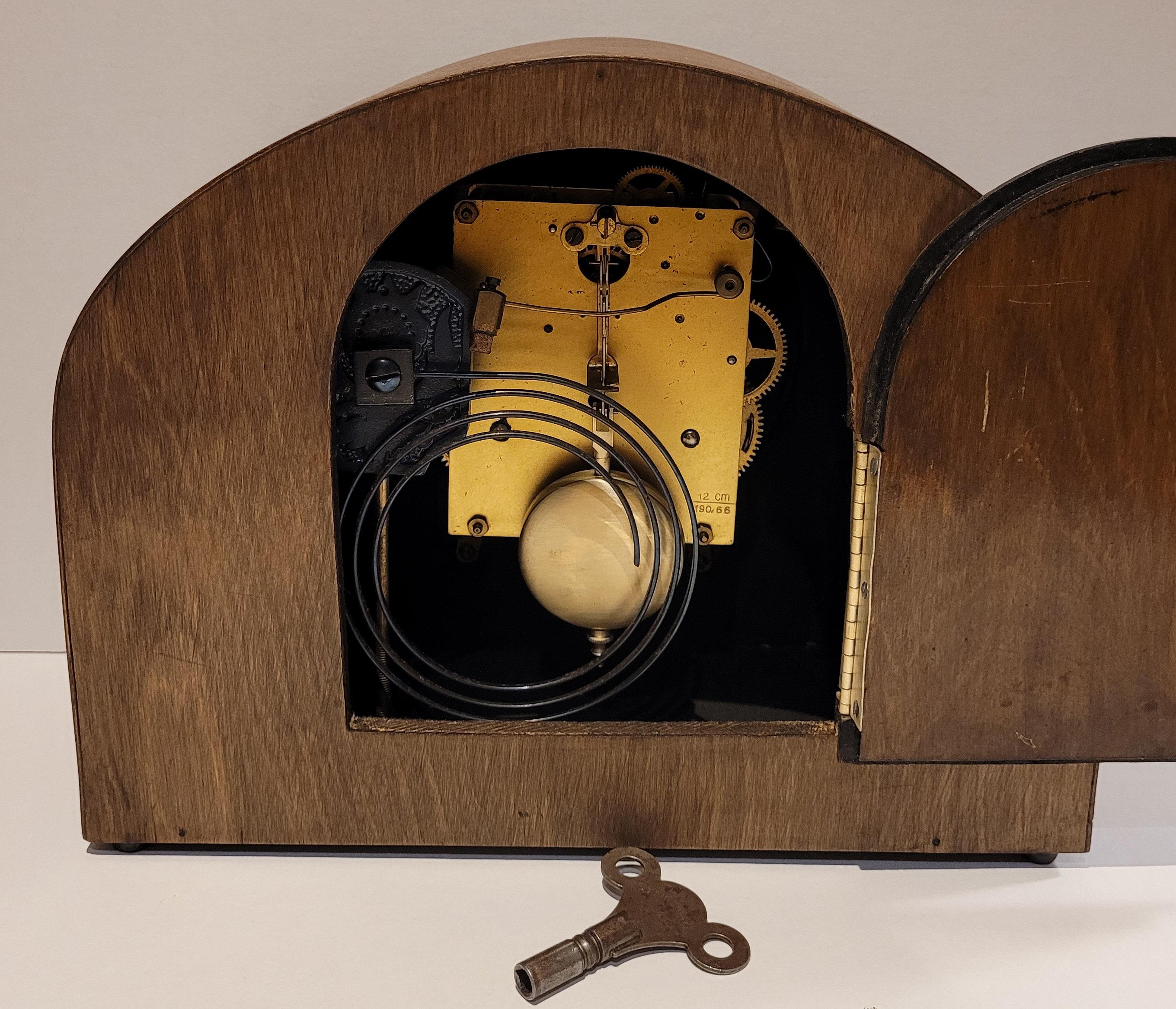 Antique c1930’s Kienzle Oak with Walnut Inlay Chiming Mantel Clock (Serviced) For Sale 7