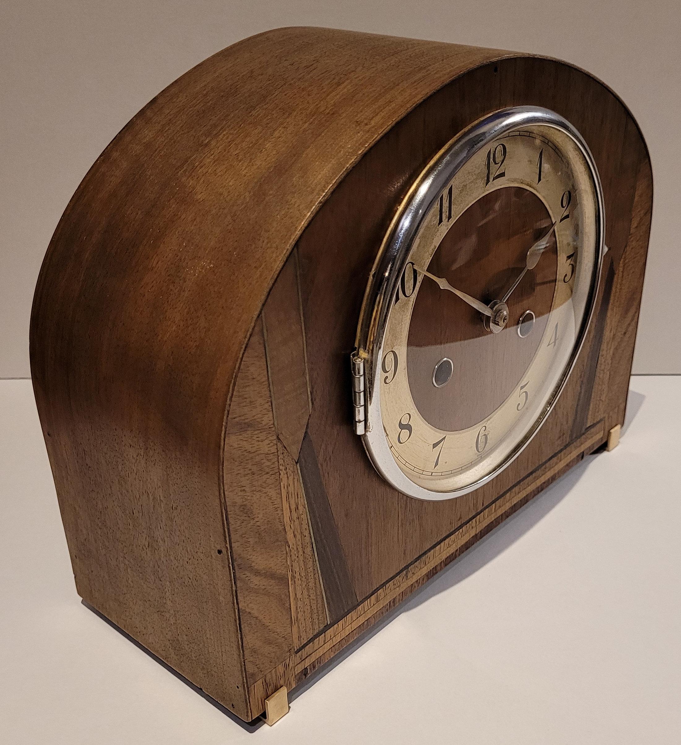 This is a antique early 20th century c1930’s German “Kienzle” chiming mantel clock. This is in outstanding condition and is in full working order. It has a beautiful Art Deco style domed oak body with walnut inlay to the front. The oak has a medium