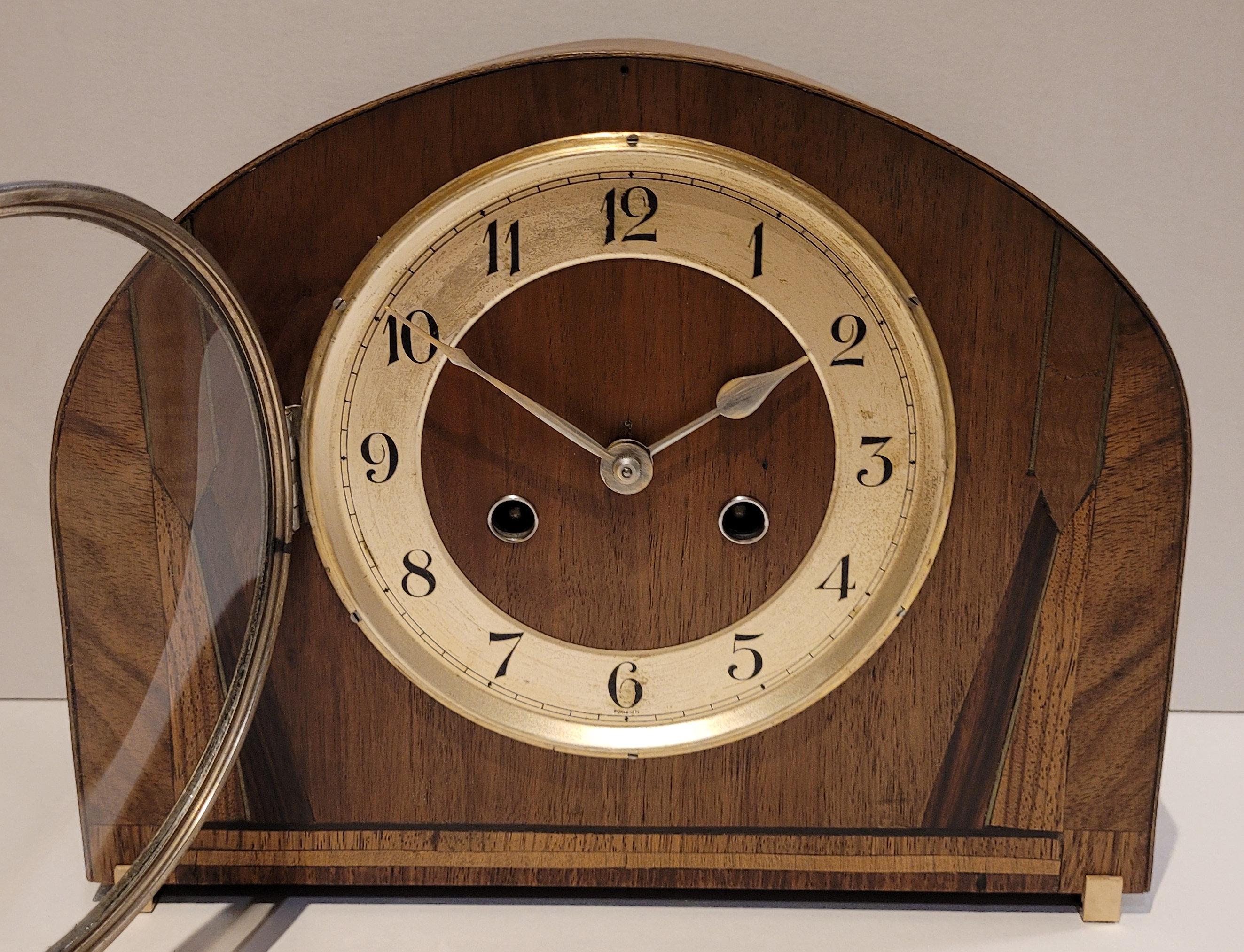 Antique c1930’s Kienzle Oak with Walnut Inlay Chiming Mantel Clock (Serviced) In Good Condition For Sale In Sutton-In-Ashfield, GB