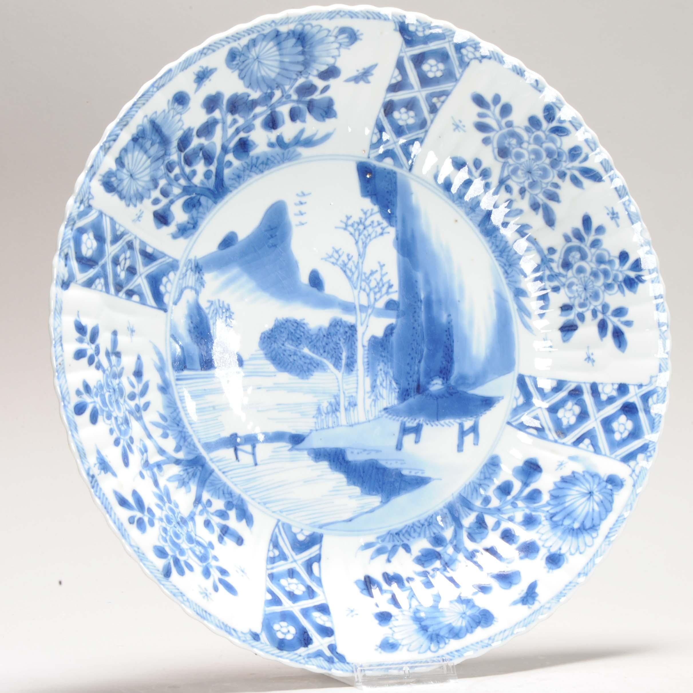 Plato muy bien decorado con una Escena de paisaje. Periodo Kangxi. Gran decoración en estilo semi kraak con un típico paisaje abocetado Ming derivado de Ming. Sin cifras


Condición
2 líneas de pelo. Tamaño: 26,9 cm
Periodo
siglo XVII