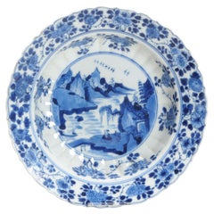 Ancienne plaque de porcelaine chinoise Kangxi bleue et WHite Xieyi Landscape datant d'environ 1700