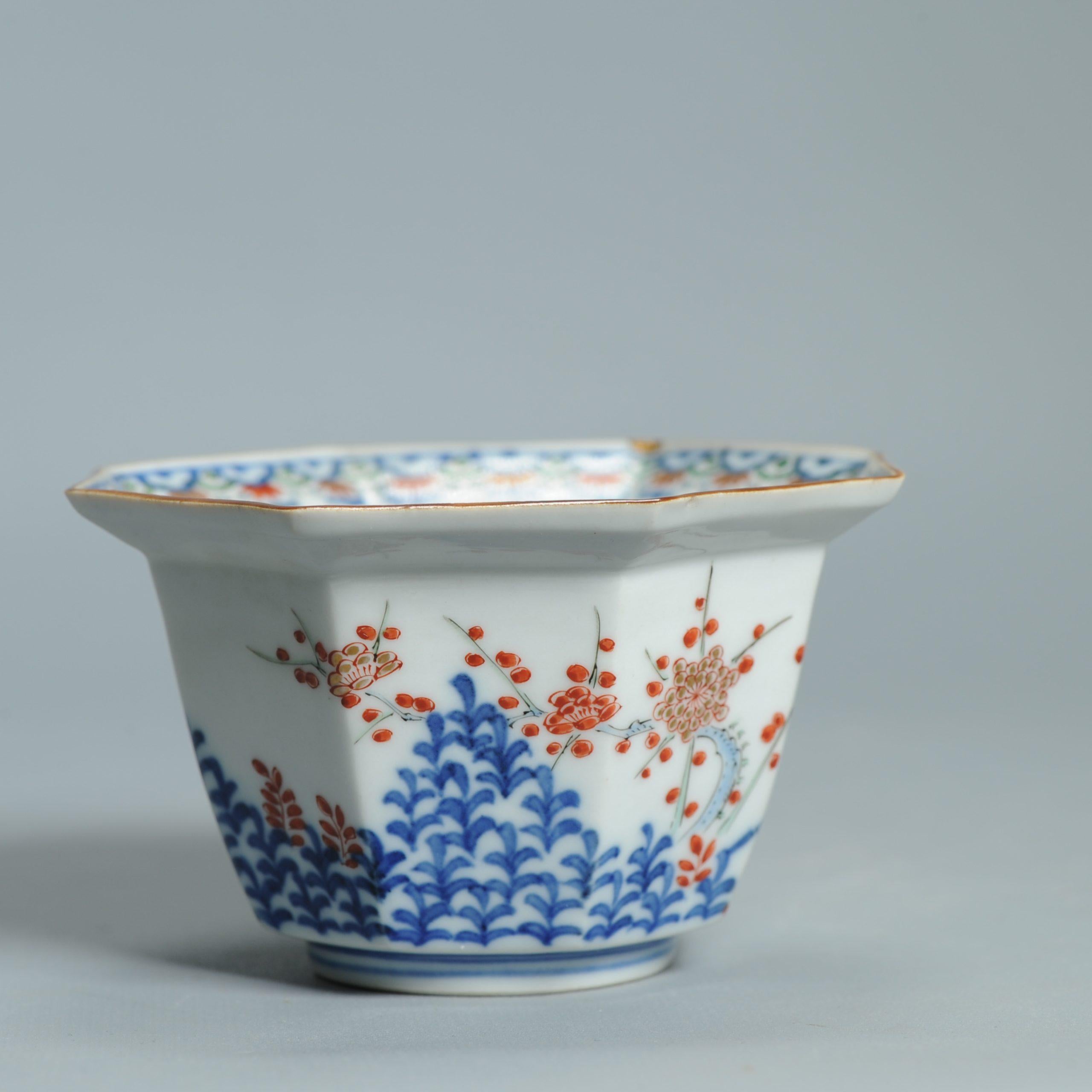 Ich bin sehr zufrieden mit diesem Neuzugang.

Arita/Kakiemon-Schale mit ungewöhnlicher Form und Gestaltung. Neben der sehr schönen floralen Dekoration gibt es eine hervorragende blaue Aufglasur

Zeitraum unbekannt. ca. 1700

Bedingung
2 Fritten und