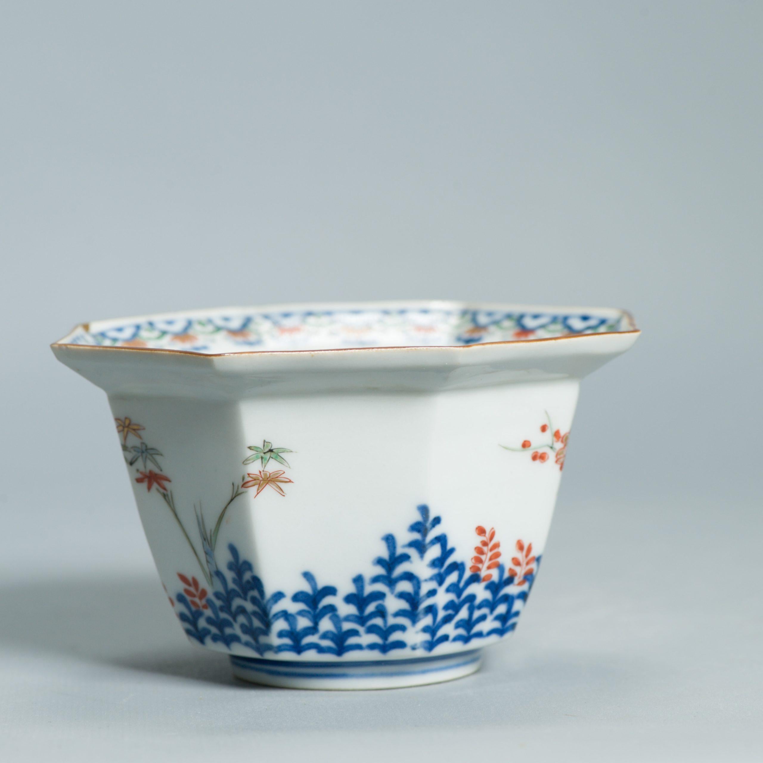 Antike ca 1700 Japanische Arita Kakiemon Ungewöhnlich geformte Schale Blumen im Zustand „Gut“ im Angebot in Amsterdam, Noord Holland