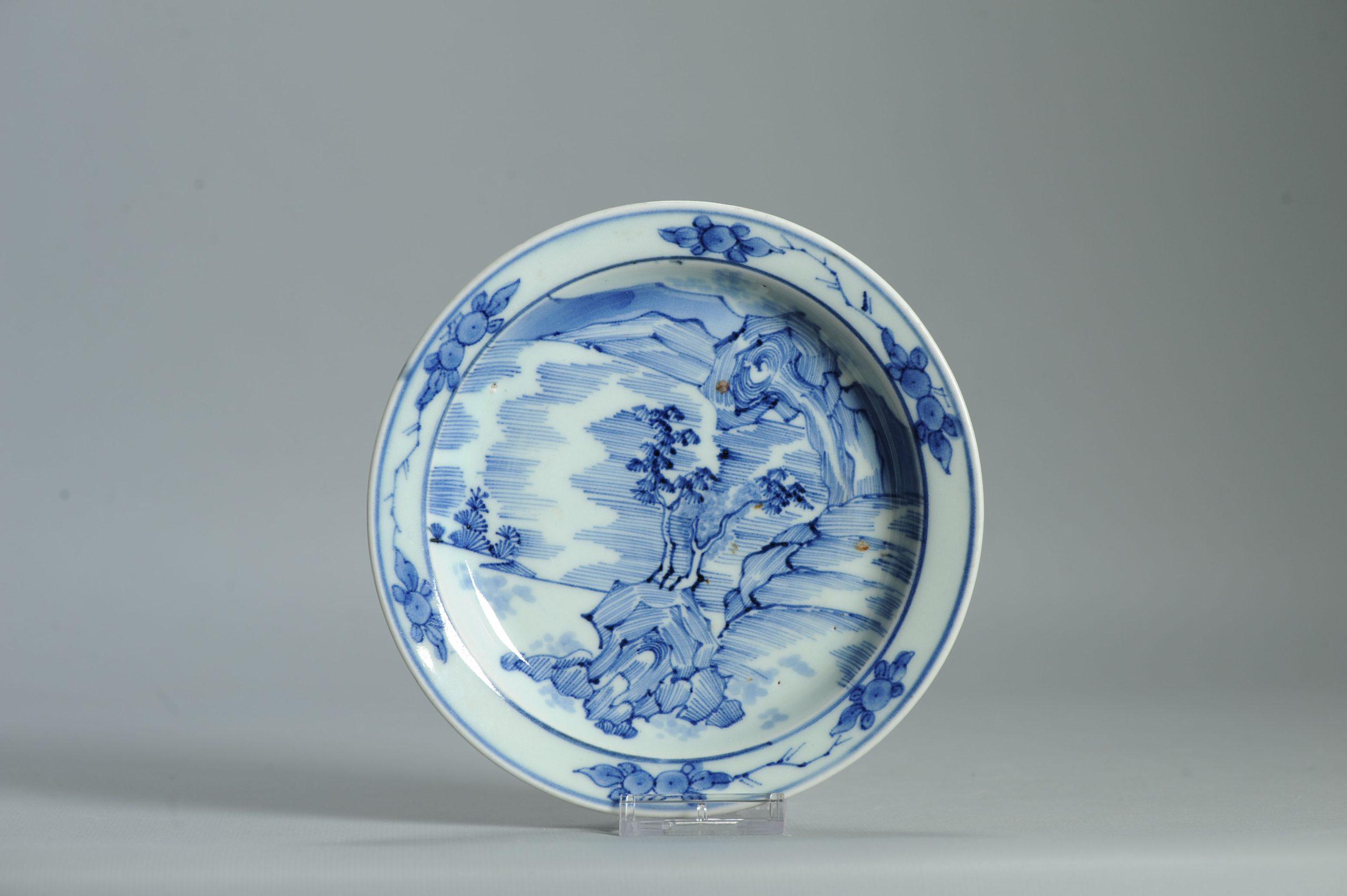 Descrizione
Sono molto soddisfatto di questo nuovo arrivo.

Piatto Arita/Kakiemon dall'insolito design cinese Master of the Rocks. Risale al 1700-1730 circa. Una versione giapponese di un piatto classico dello Shunzhi/Kangxi.

Condizione
Condizioni