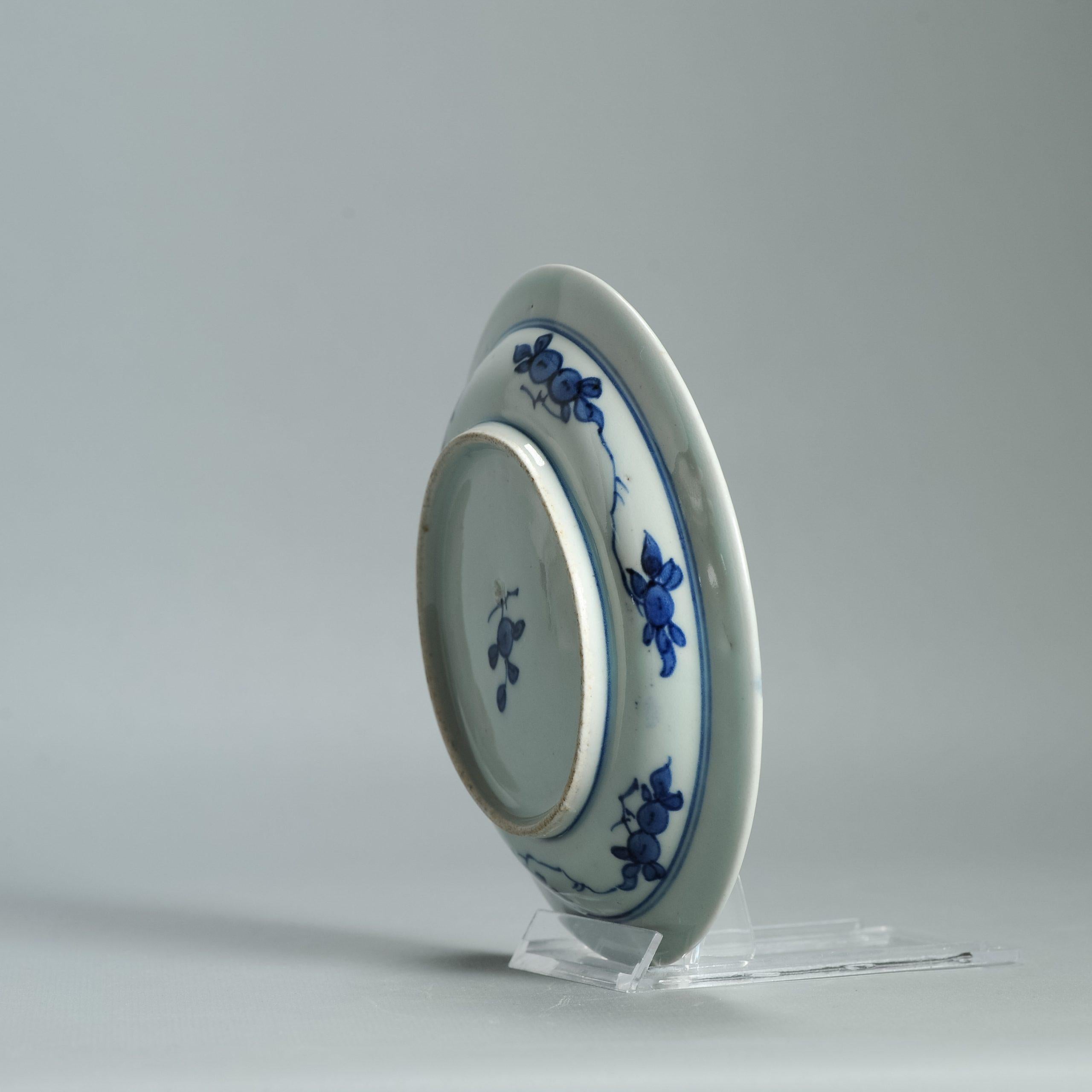 Antico piatto giapponese Arita Master of the Rocks Shunzhi del 1700 ca Molto raro In condizioni ottime in vendita a Amsterdam, Noord Holland