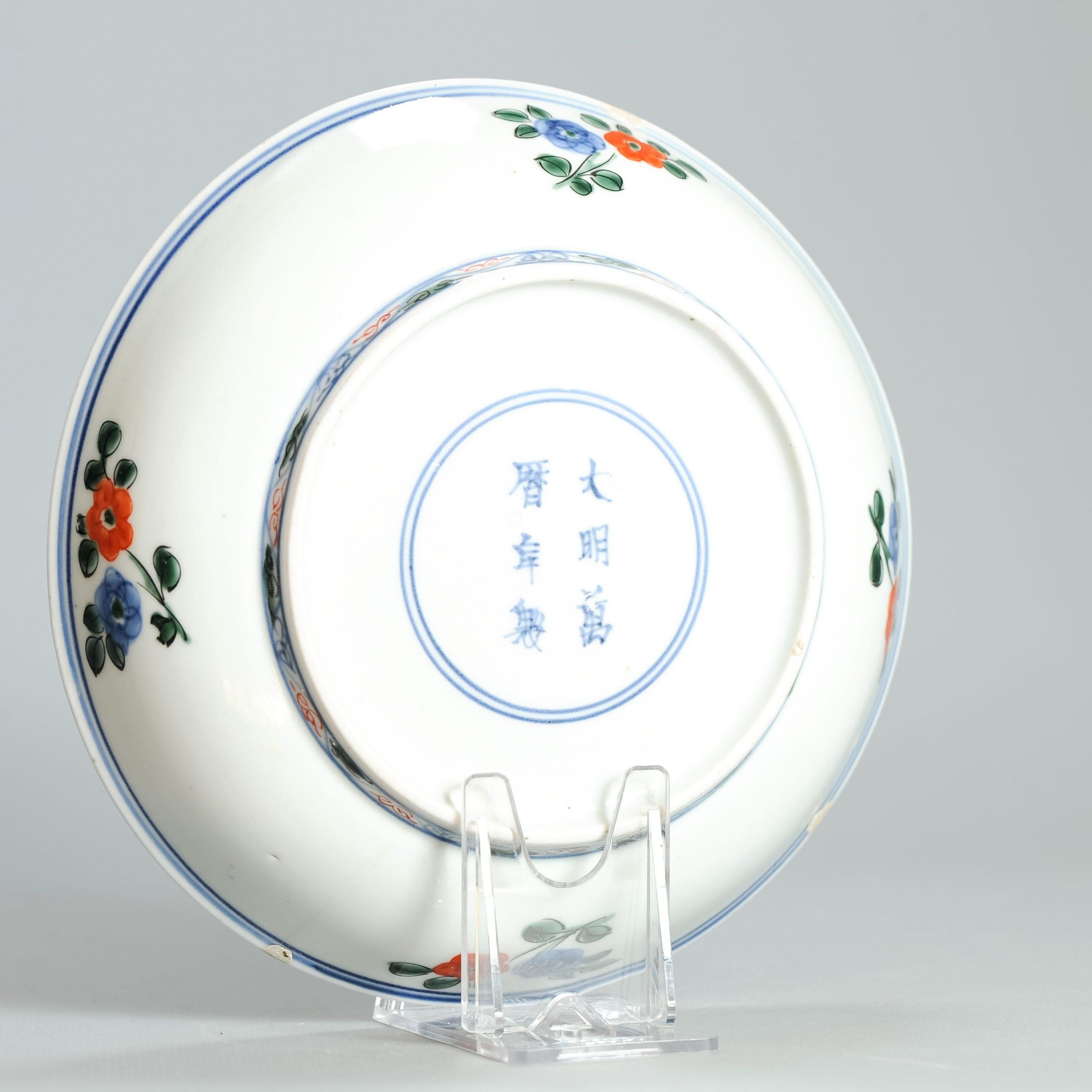 Descrizione
Sono molto soddisfatto di questo nuovo arrivo.

Piatto Arita/Kakiemon dall'insolito design cinese Wucai. Risale al 1700 circa. Una versione giapponese di un piatto classico di Wanli.

Condizione
Scheggiature sul bordo e sull'attaccatura