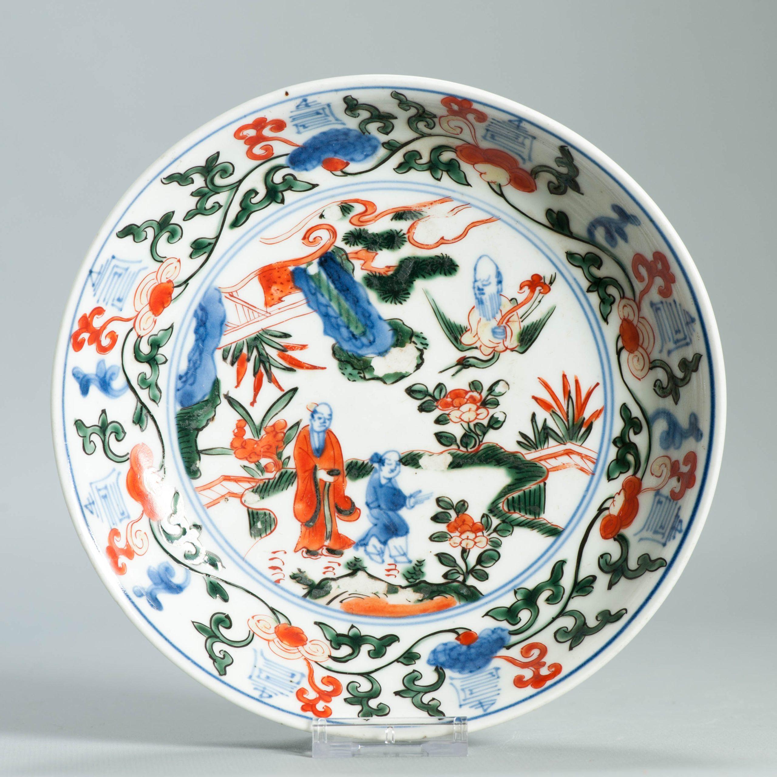 Descripción
Muy contento con esta nueva llegada.

Plato Arita/Kakiemon inusual diseño chino Wucai. Data de hacia 1700. Una versión japonesa de un plato clásico de Wanli.

Condición
Pérdida de esmalte. Tamaño 17,5 cm