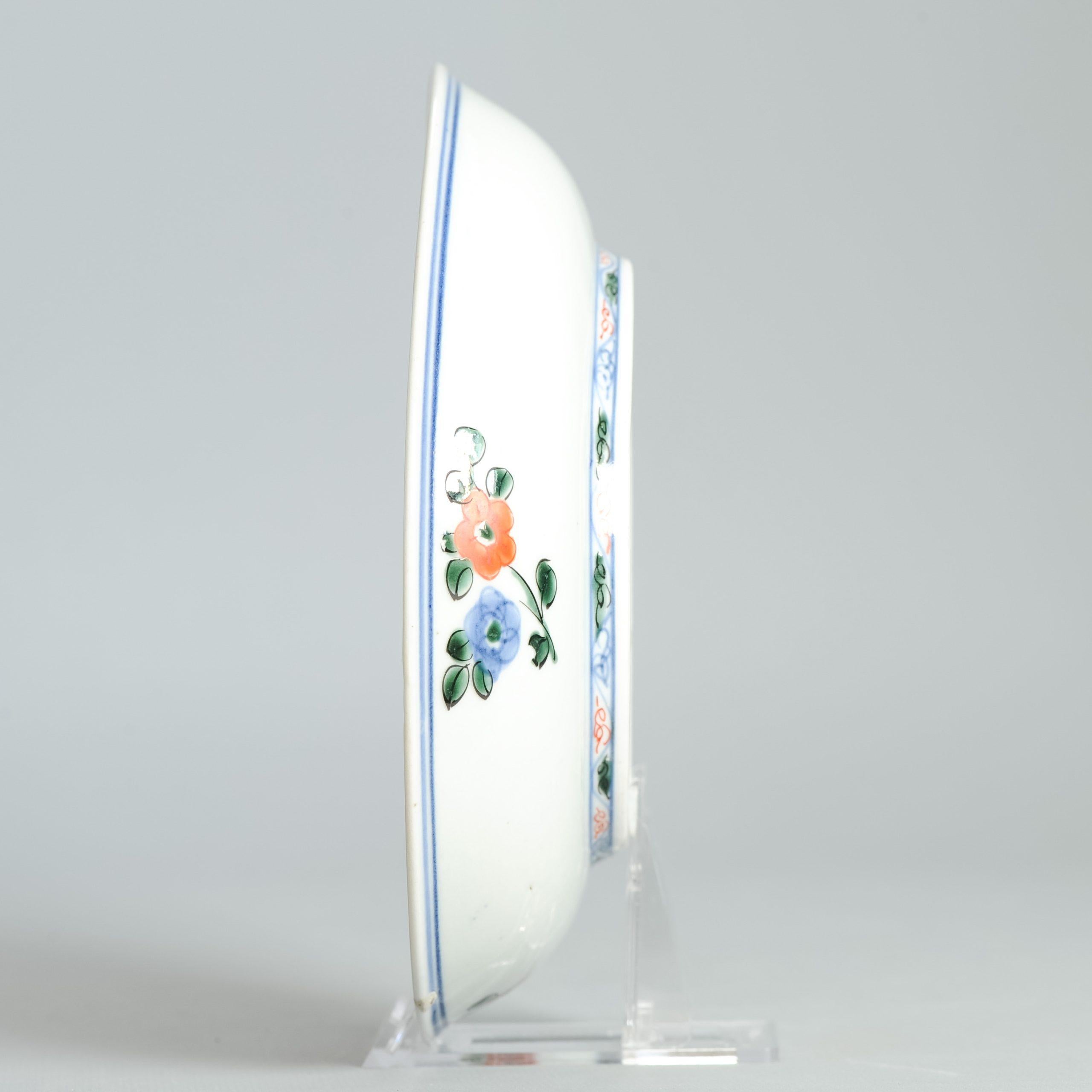 Giapponese Antico piatto di porcellana giapponese Arita del 1700 circa, stile Wucai Wanli con marchio Shou Lao in vendita