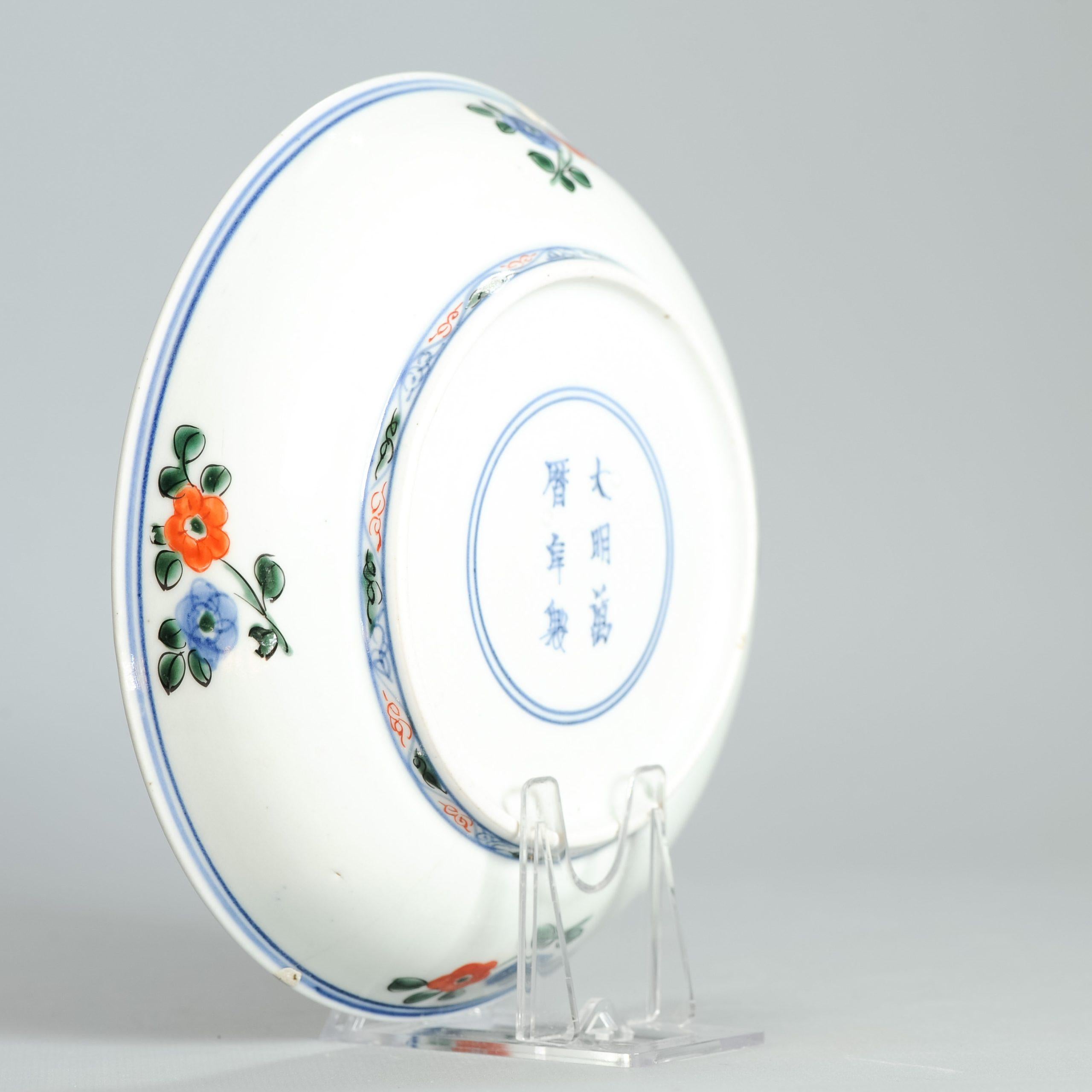 Antico piatto di porcellana giapponese Arita del 1700 circa, stile Wucai Wanli con marchio Shou Lao In condizioni buone in vendita a Amsterdam, Noord Holland