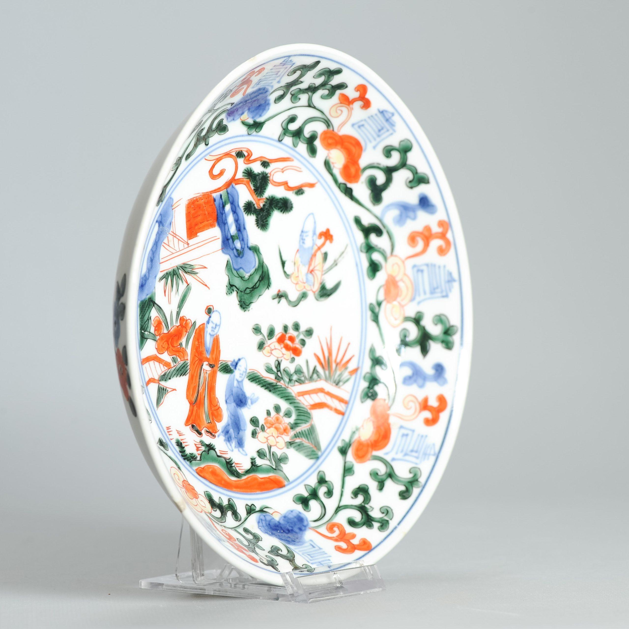 XVIII secolo Antico piatto di porcellana giapponese Arita del 1700 circa, stile Wucai Wanli con marchio Shou Lao in vendita