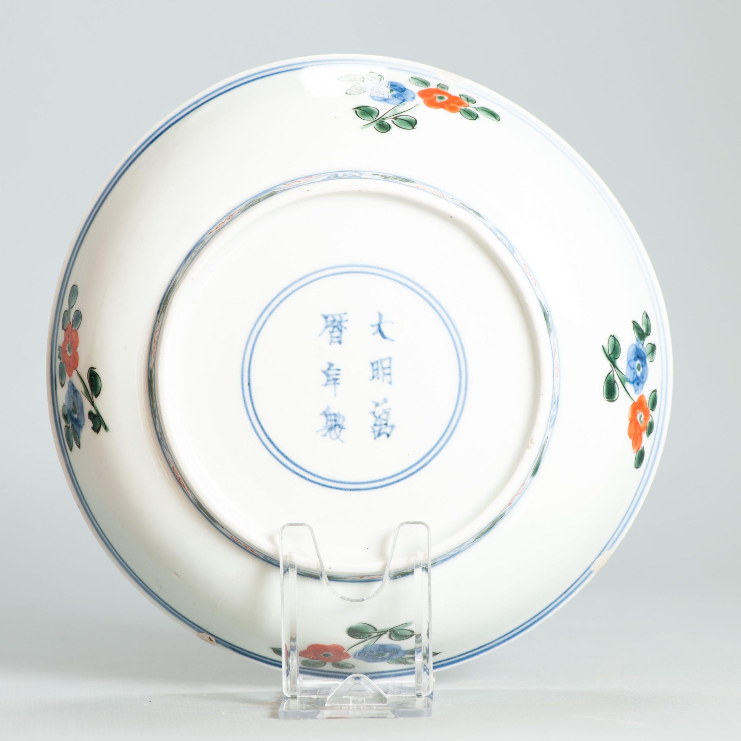 Porcellana Antico piatto di porcellana giapponese Arita del 1700 circa, stile Wucai Wanli con marchio Shou Lao in vendita