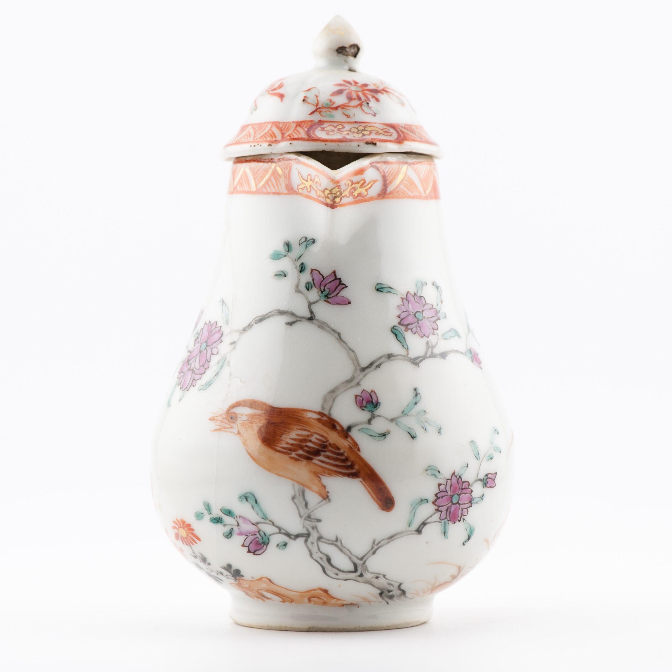 Un pot à crème/jarre très joliment décoré. Période Yongzheng. Grande décoration dans la palette Famille Rose / Fencai.


Condit
petit éclat sur le bord avec une large ligne partant de celui-ci. Couvercle avec quelques fritures et petit éclat sur le