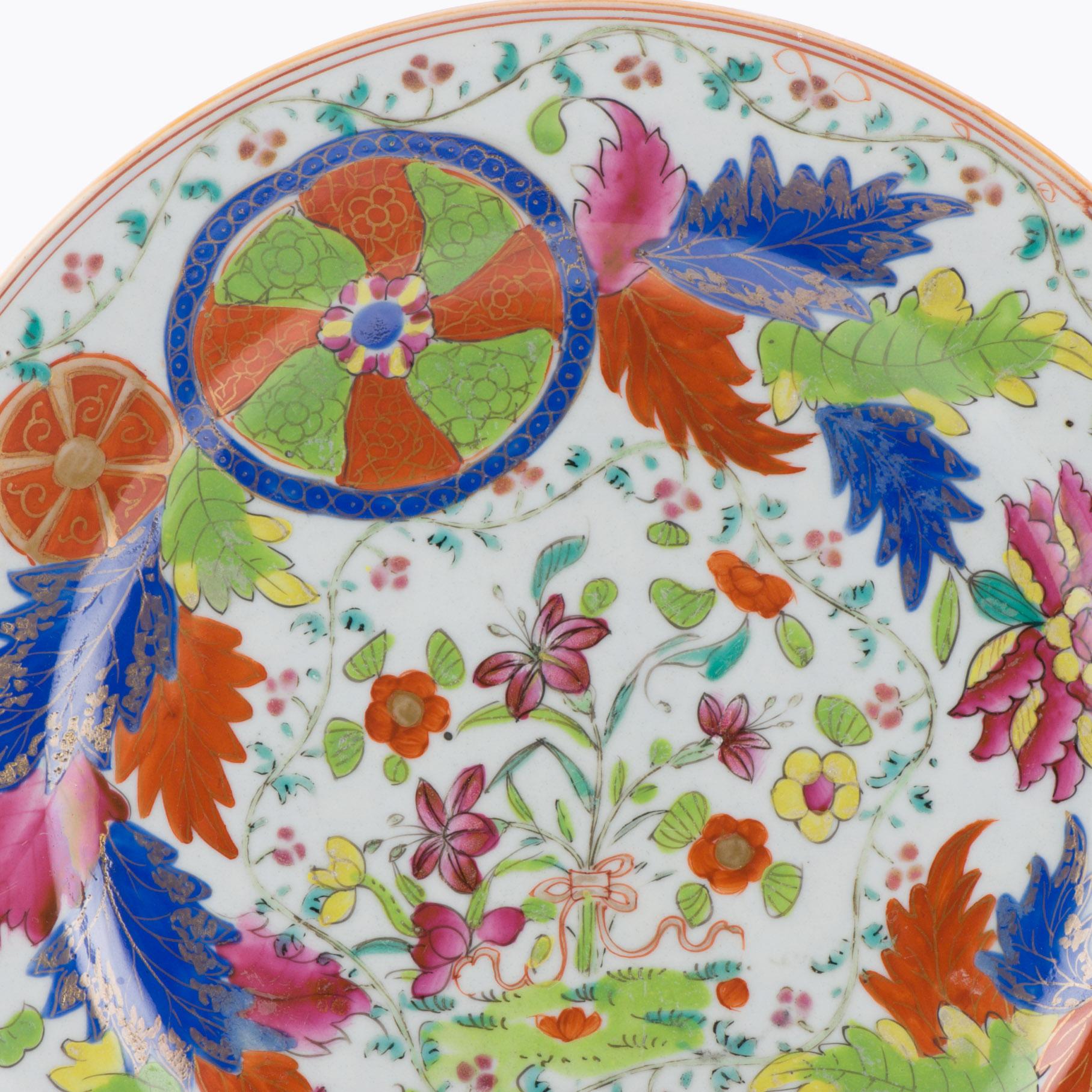 Condivido con te questo piatto molto ben decorato. Quello che vedi è un piatto di porcellana di Jingdezhen del 1720-1730 circa. In seguito è stato decorato con un raro tipo di decorazione in rosso, blu, verde e rosa in Europa.

Condizione
1 linea