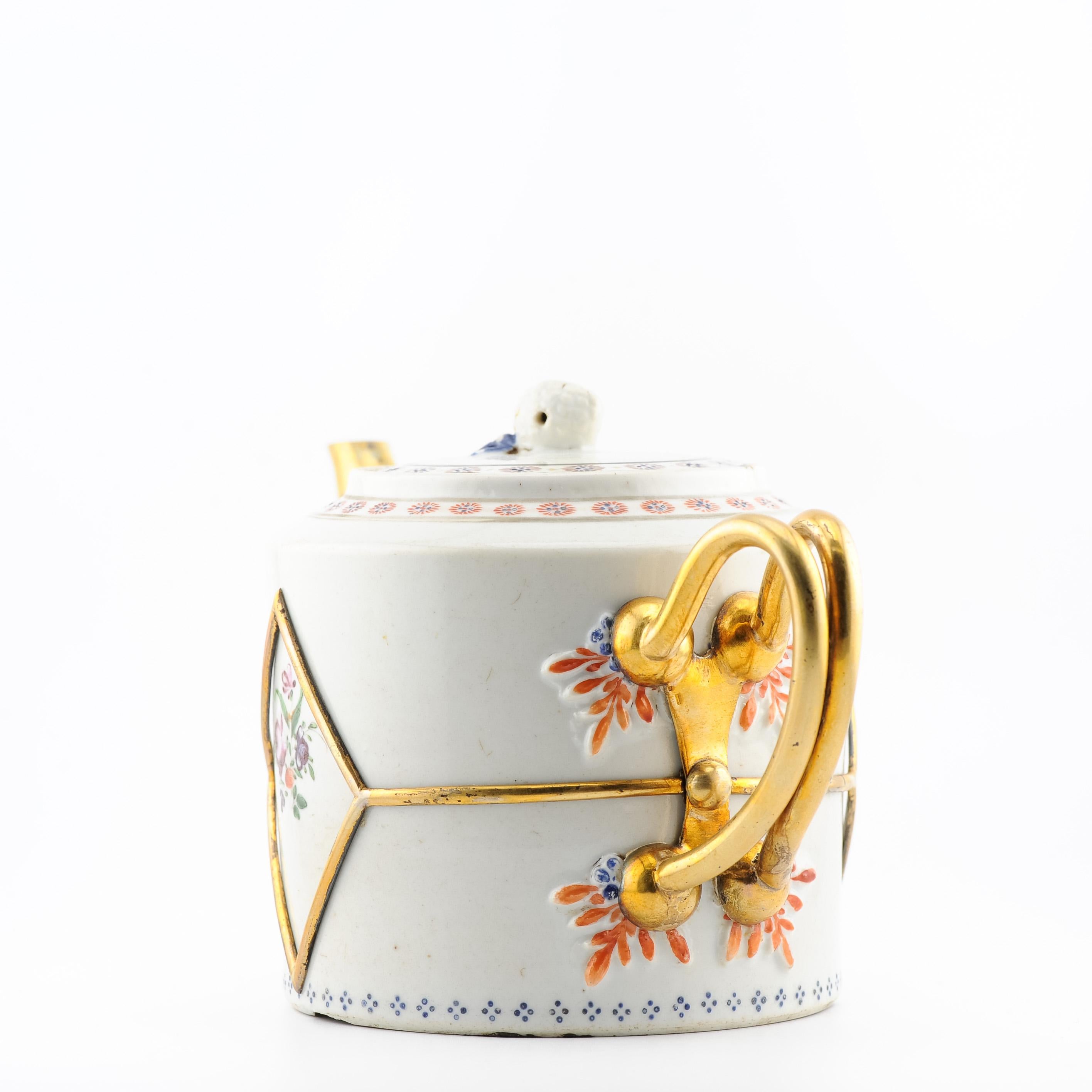 Antique Ca 1780 Chinese Porcelain Jiaqing Fencai Decorated Teapot Rose For Sale 7