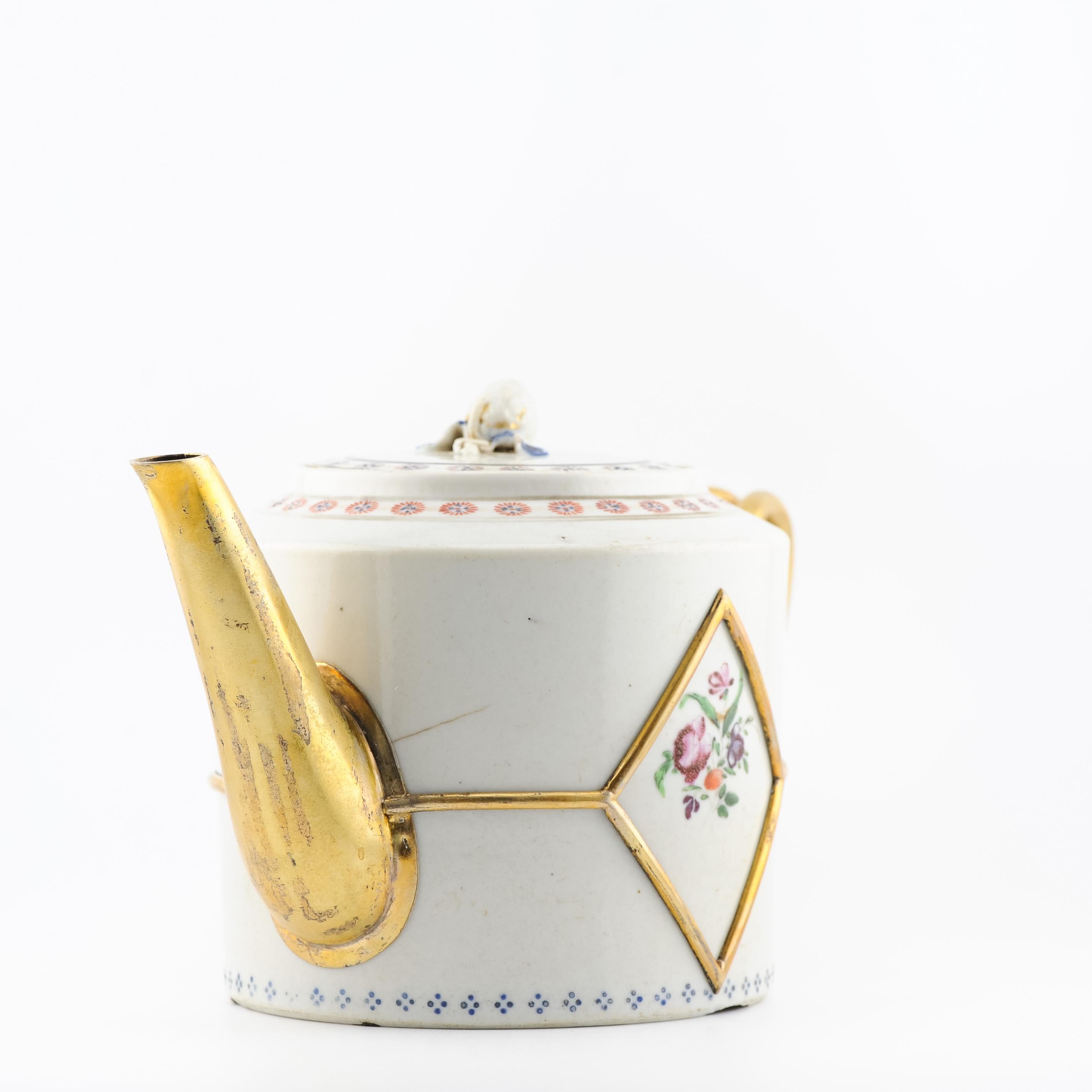 Regency Antique Ca 1780 Chinese Porcelain Jiaqing Fencai Decorated Teapot Rose For Sale