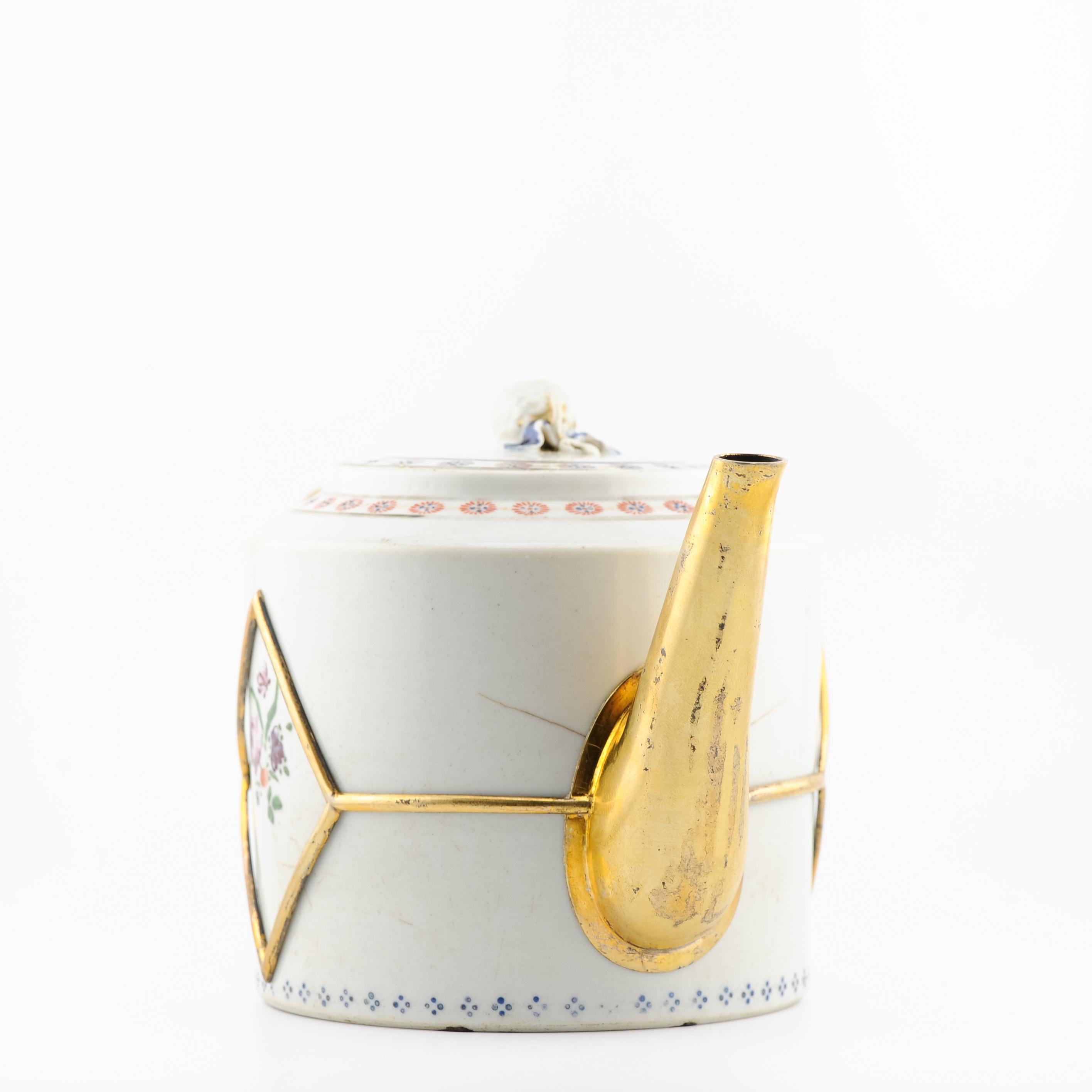 Antique Ca 1780 Chinese Porcelain Jiaqing Fencai Decorated Teapot Rose In Excellent Condition For Sale In Amsterdam, Noord Holland