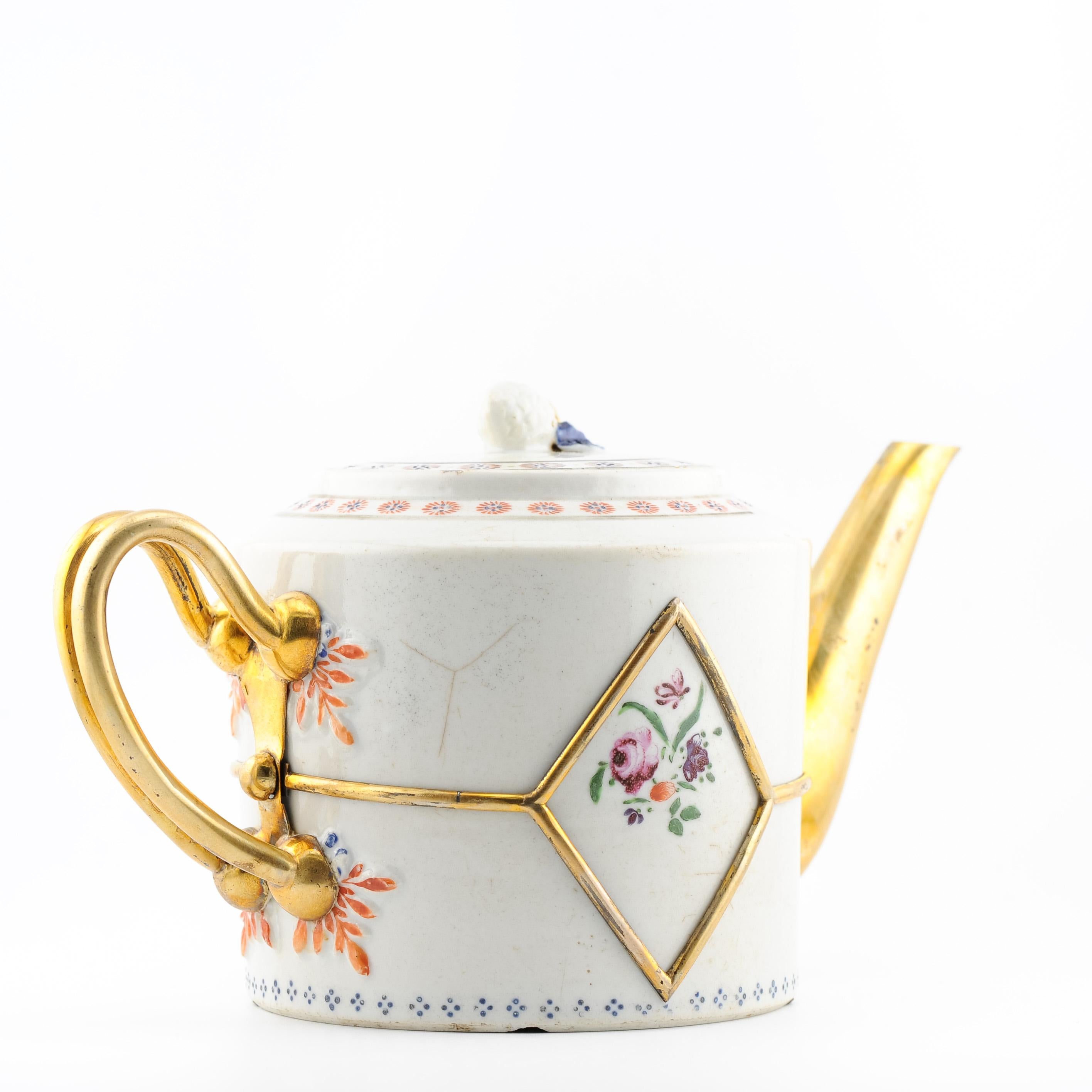 Antique Ca 1780 Chinese Porcelain Jiaqing Fencai Decorated Teapot Rose For Sale 4