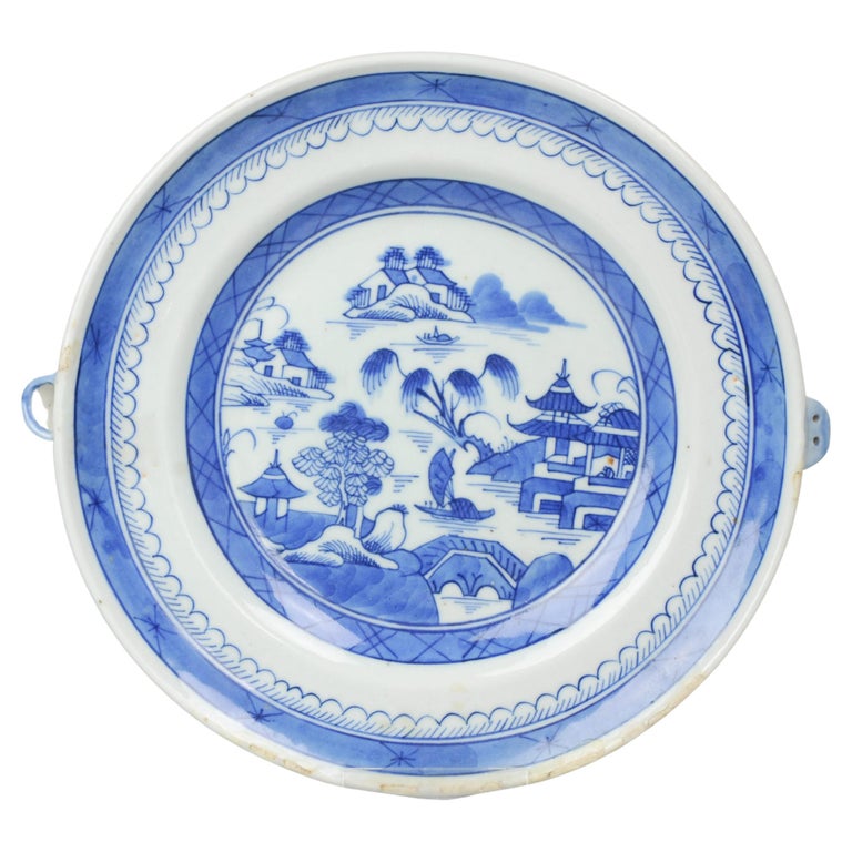 Antike antike ca. 1800 Chinesisches Porzellan Blau Weiß Jiaqing Hot Water  Teller China im Angebot bei 1stDibs