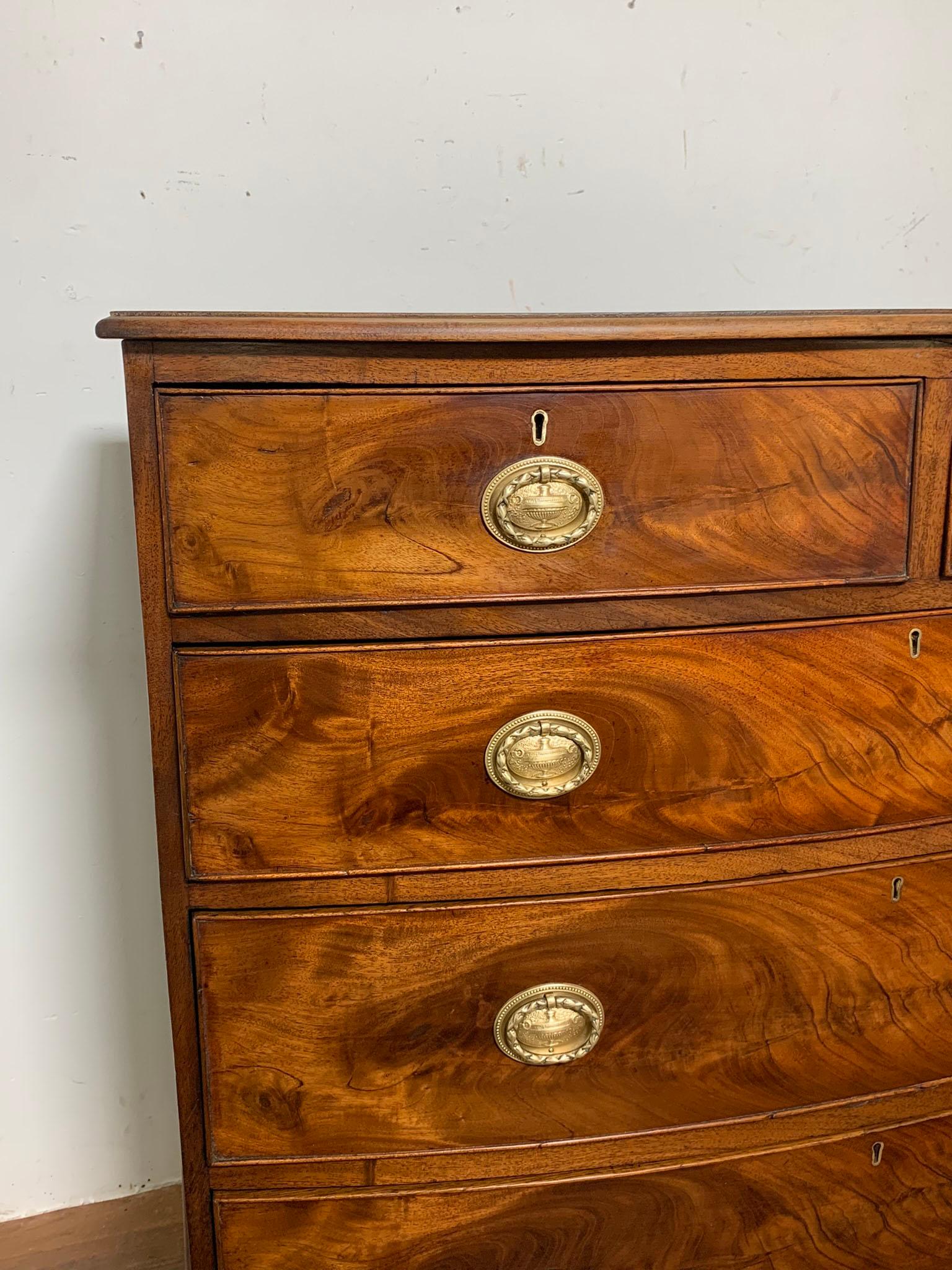 Antique Ca. 1800 English Bow Front Chest in Flame Mahogany In Good Condition In Peabody, MA