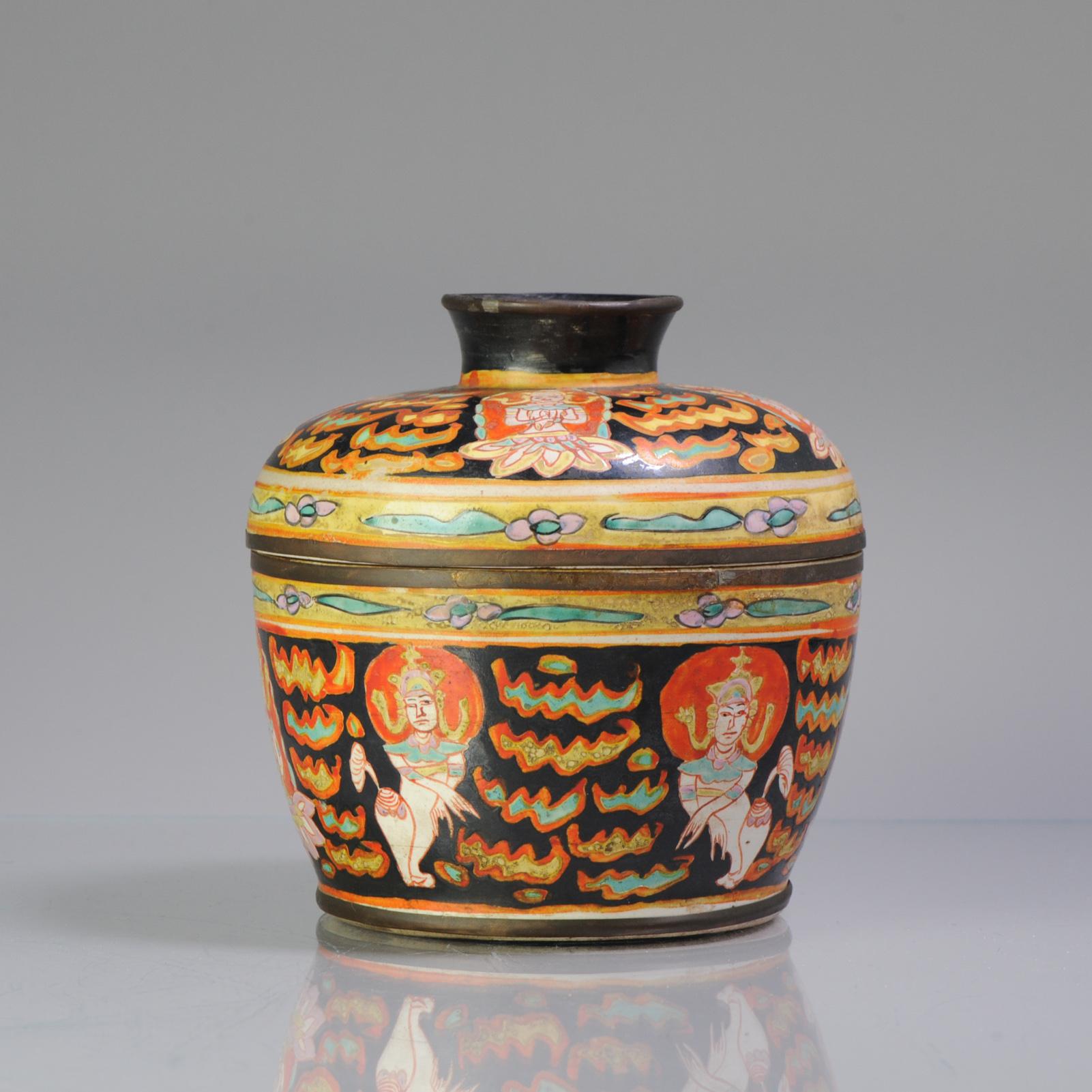 Antique Ca 1900 Chinese Porcelain Lidded Jar Bencharong Thailand Enamels In Good Condition In Amsterdam, Noord Holland