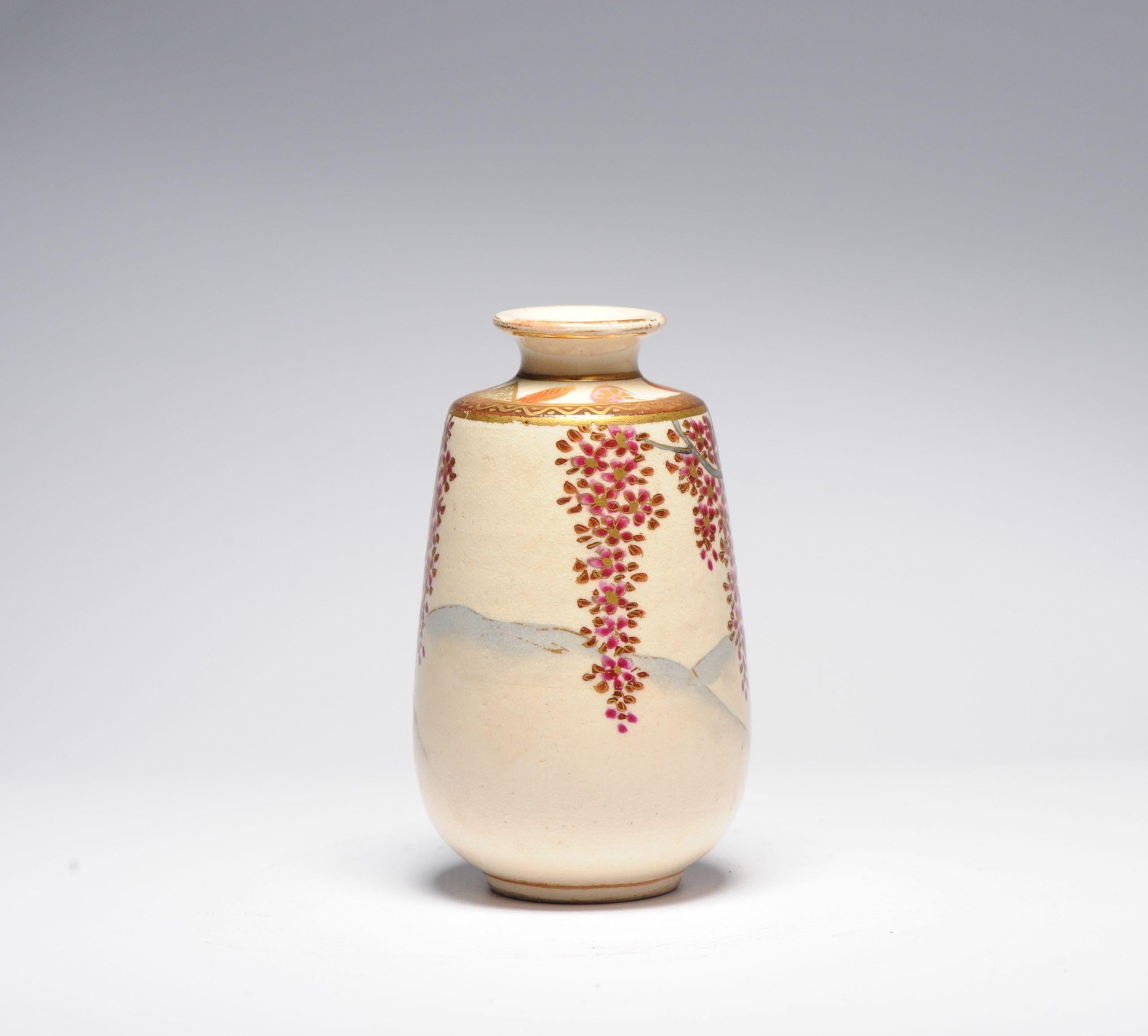 Nous partageons avec vous ce joli vase miniature en satsuma décoré de glycines.

Marqué : Hotoda

Condition

Condition générale parfaite. Taille 91mm de haut

Période

Période Meiji (1867-1912).