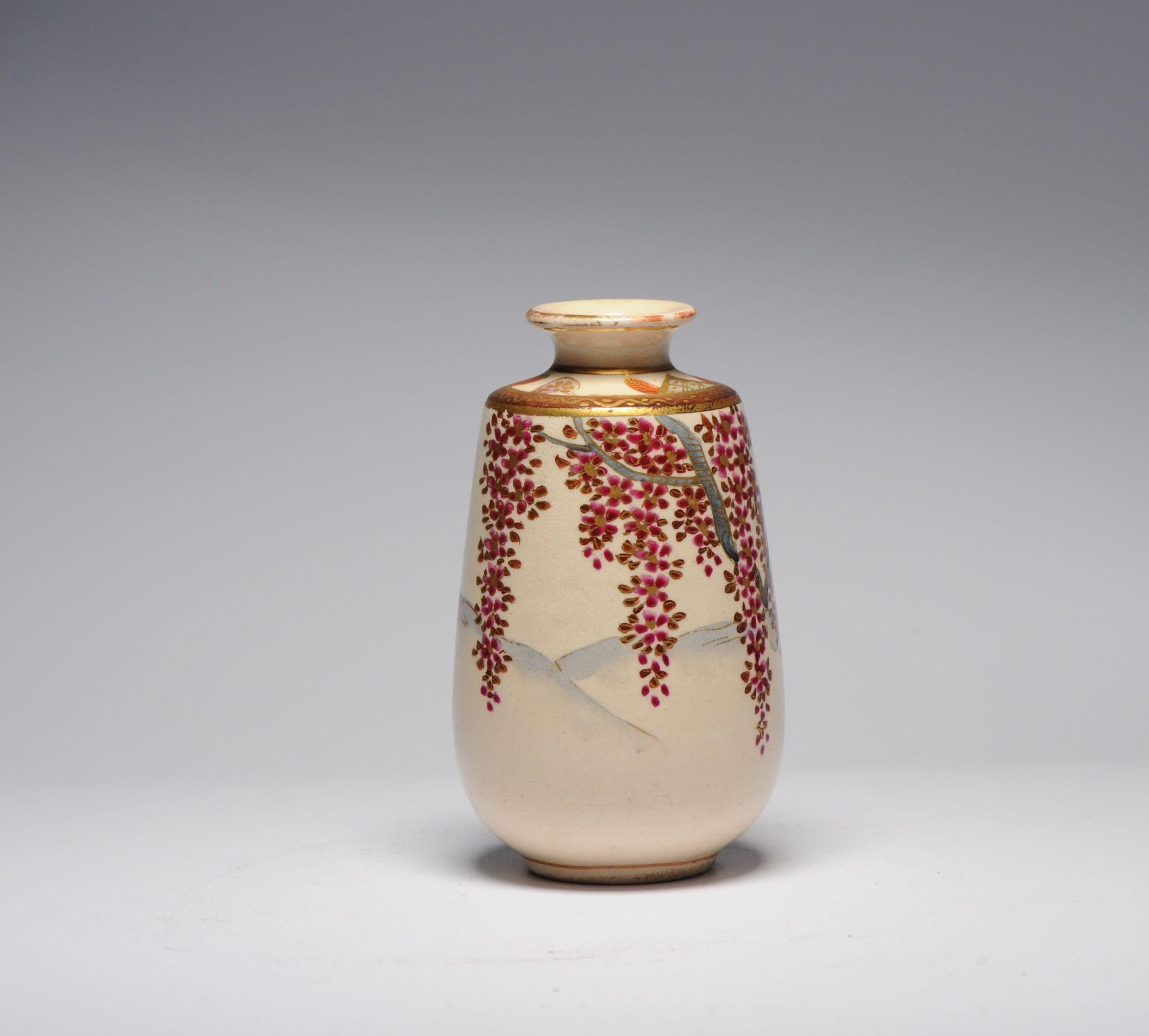 Mini vase japonais ancien de style Satsuma Hotoda datant d'environ 1900 richement décoré en vente 1