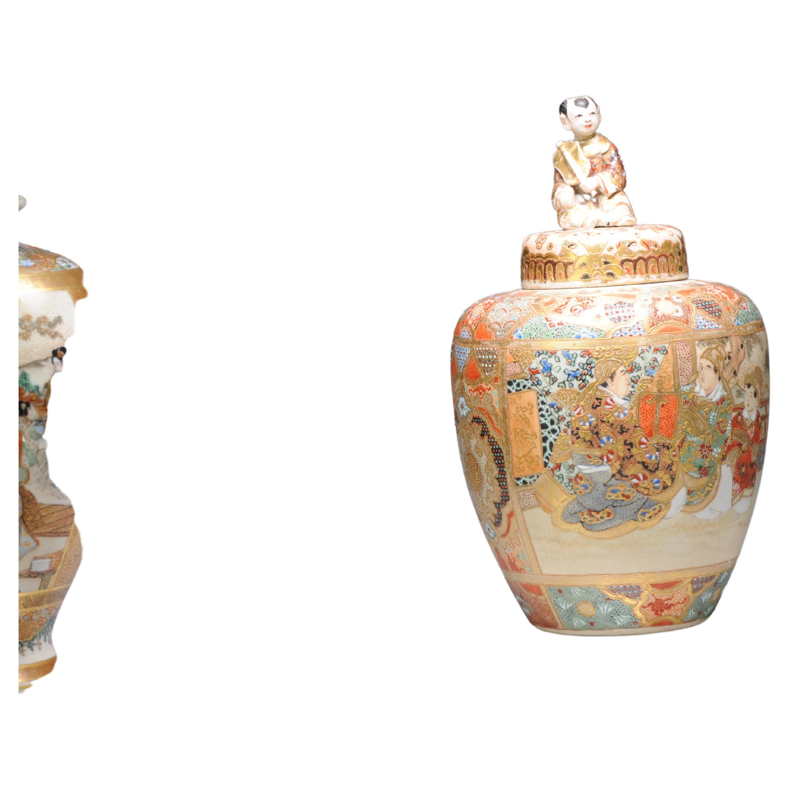 Ancienne jarre japonaise Satsuma datant d'environ 1900 avec des figures richement décorées Non marquée