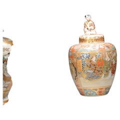 Ancienne jarre japonaise Satsuma datant d'environ 1900 avec des figures richement décorées Non marquée