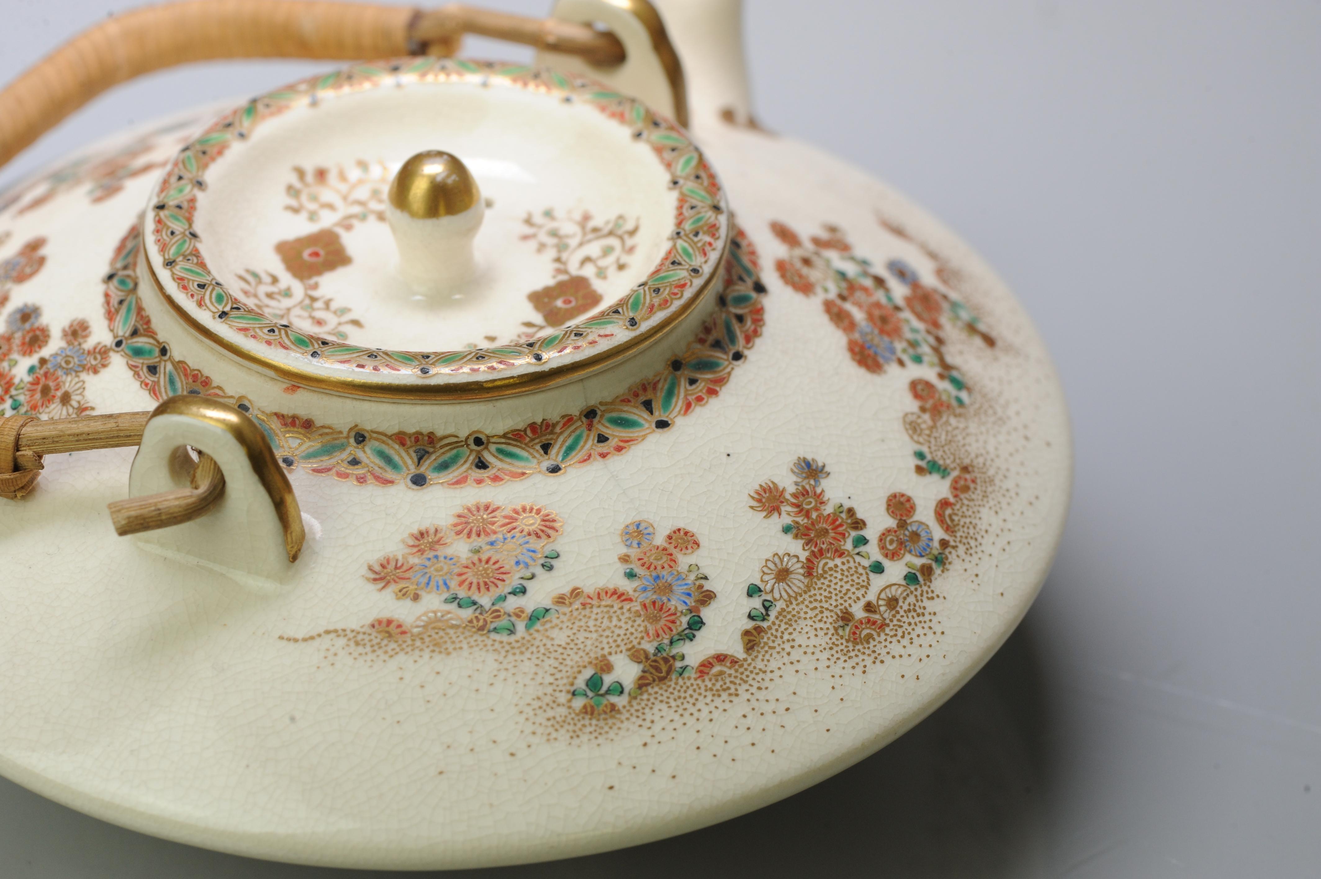 Antique ca 1900 Japanese Satsuma Taizan Teapot Richly Decorated Marked For Sale 4