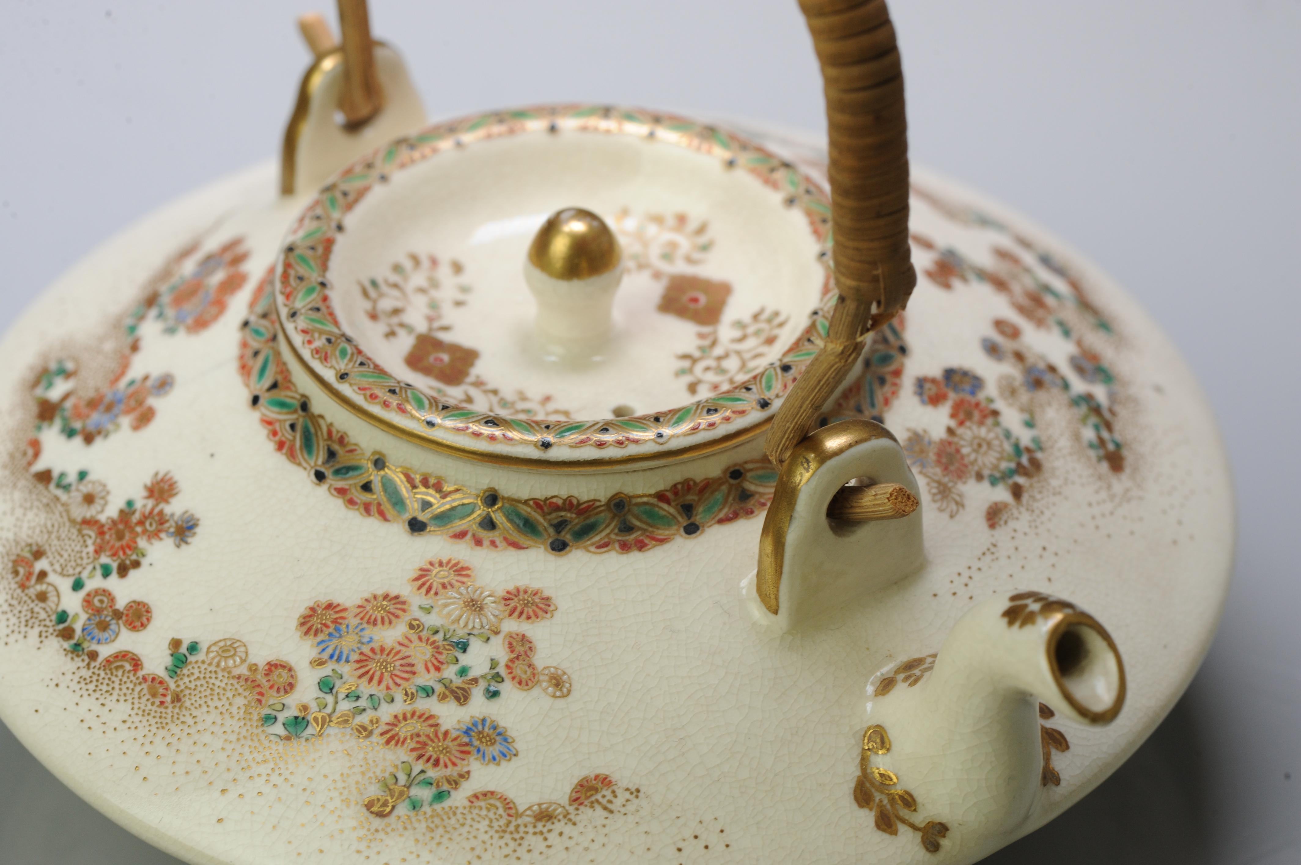 Antique ca 1900 Japanese Satsuma Taizan Teapot Richly Decorated Marked For Sale 7