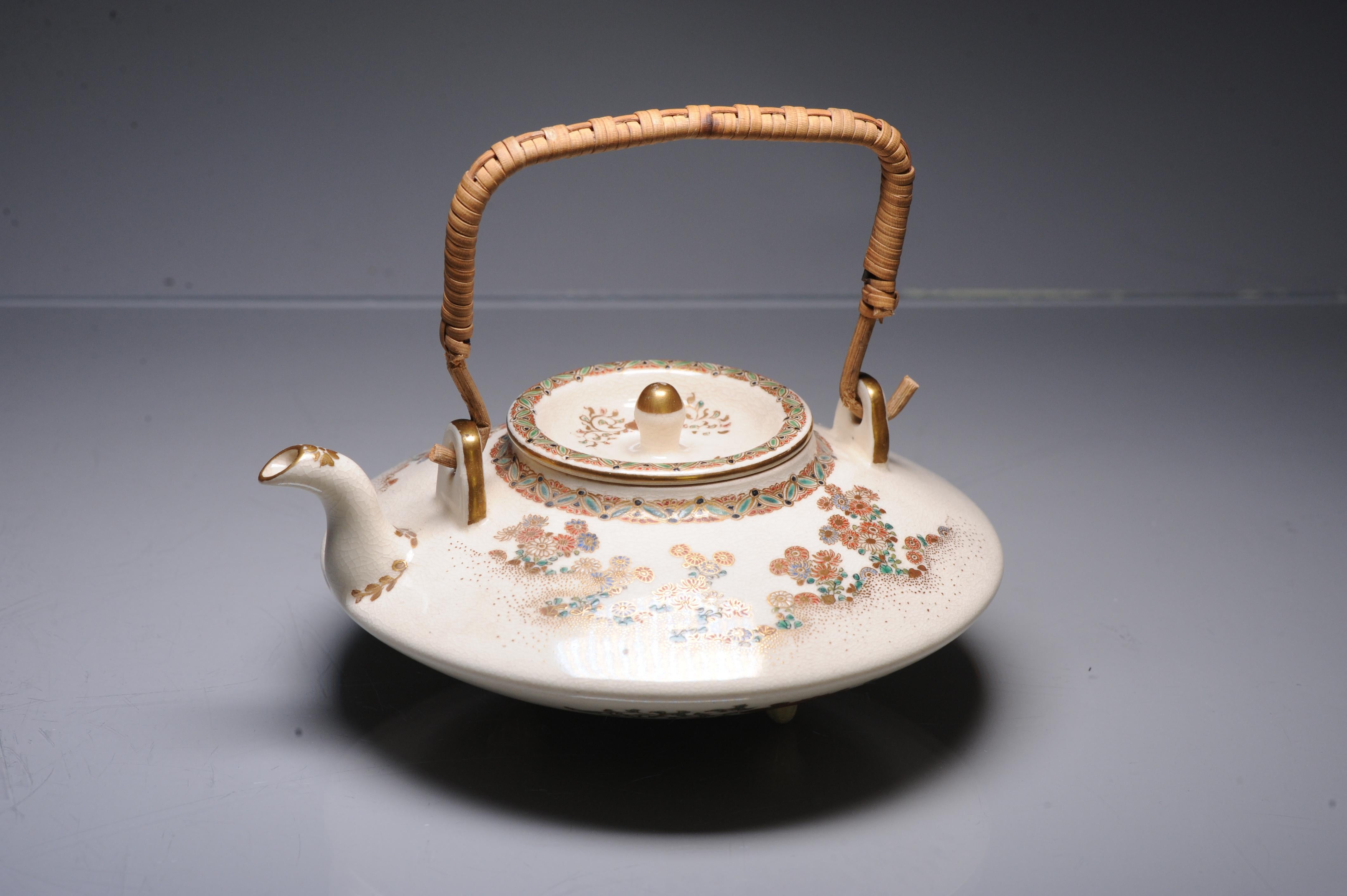 Antique ca 1900 Japanese Satsuma Taizan Teapot Richly Decorated Marked In Good Condition For Sale In Amsterdam, Noord Holland