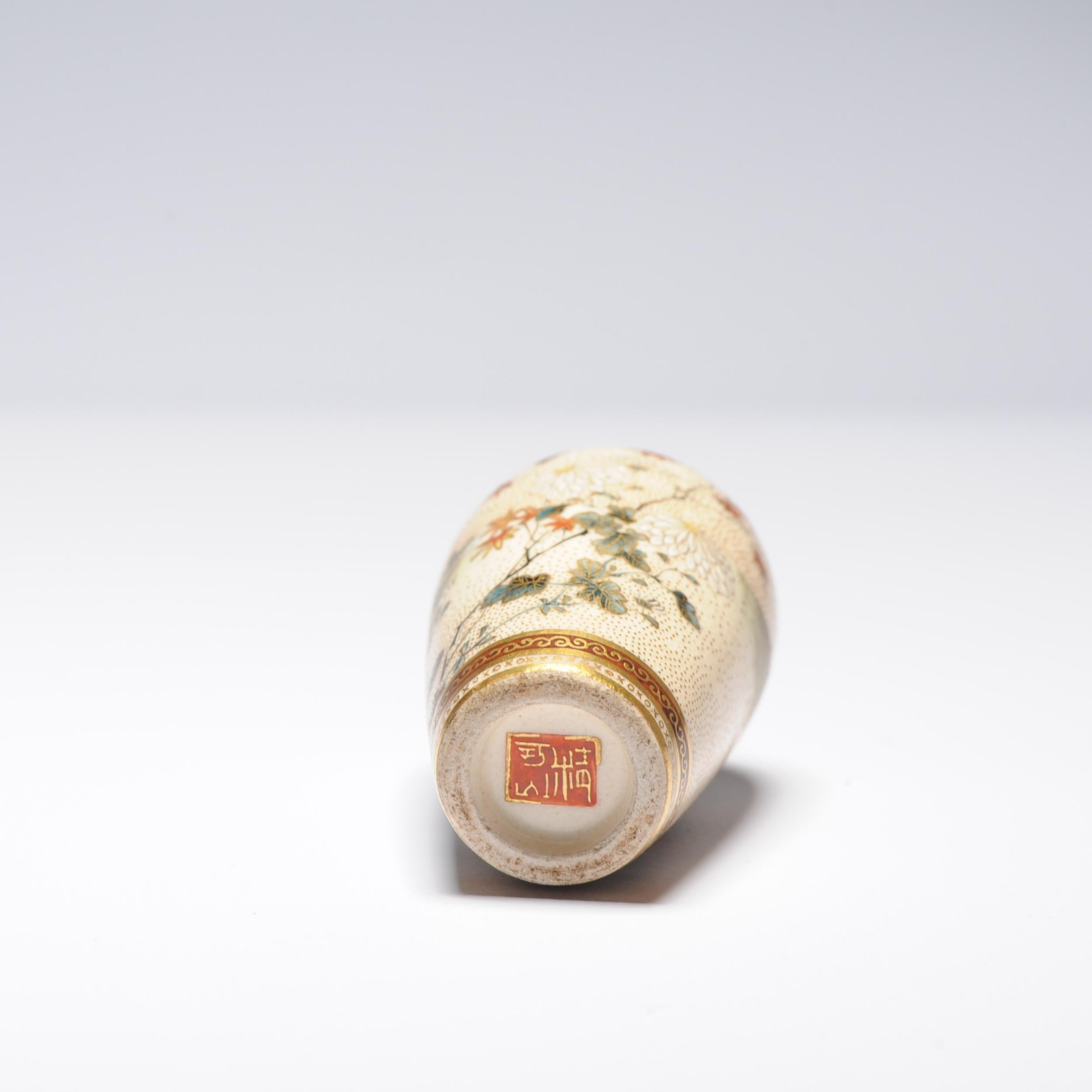 Mini vase japonais ancien de qualité supérieure Satsuma datant d'environ 1900, richement décoré en vente 6