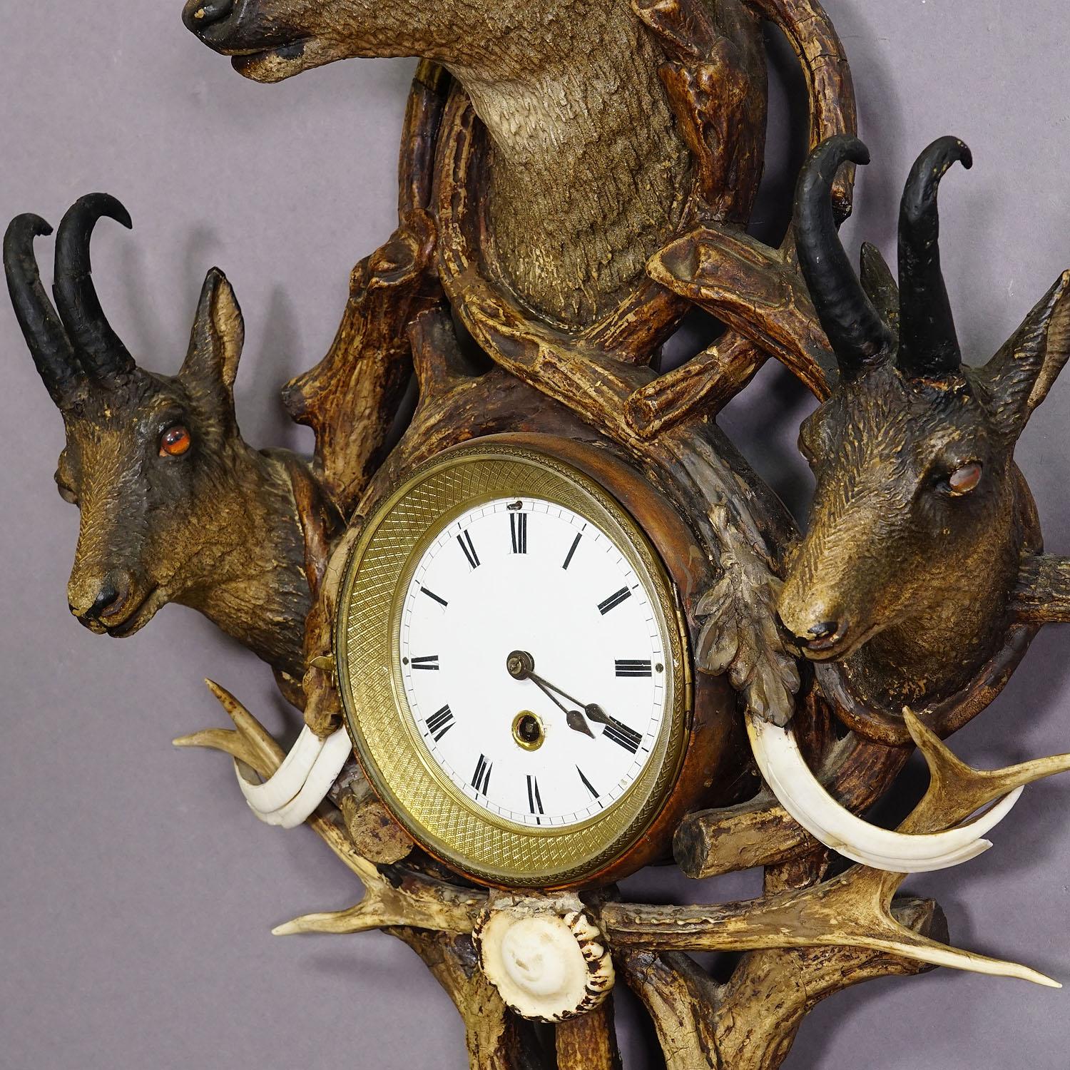 Autrichien Horloge murale ancienne en bois de cabine avec cerf et chamois Autriche vers 1900 en vente