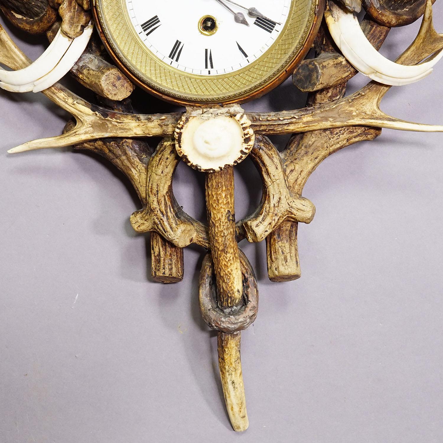 Antique Cabin Antler Wall Clock with Deer and Chamois Austria ca. 1900 In Good Condition For Sale In Berghuelen, DE