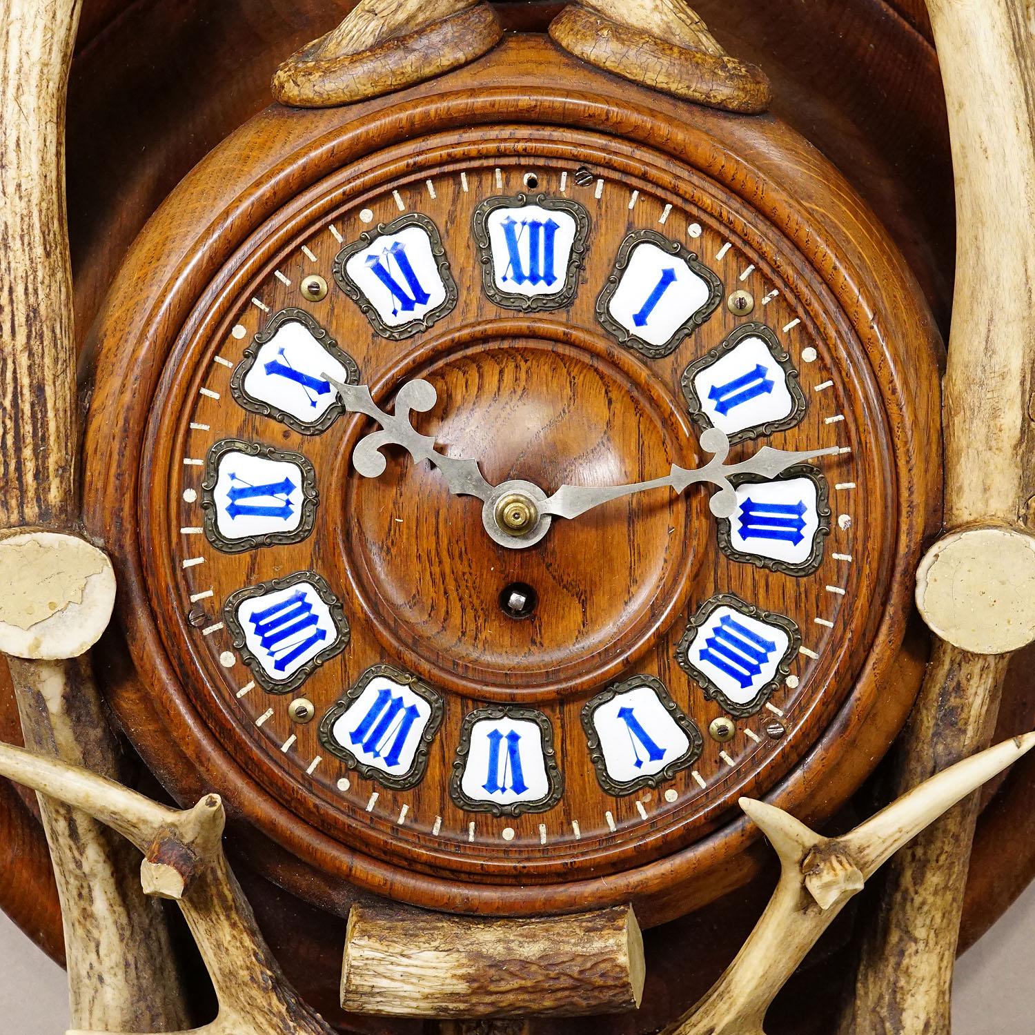 Autrichien Horloge murale ancienne en bois de cerf avec tête de cerf Autriche vers 1900 en vente