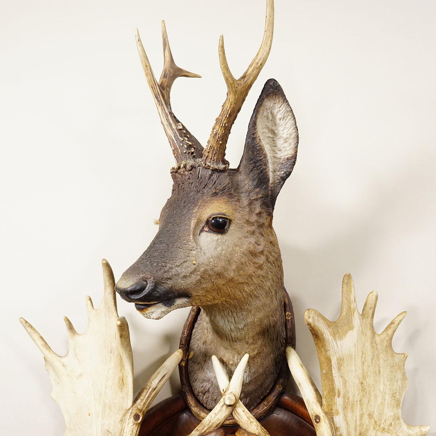 Antique Cabin Antler Wall Clock with Deer Head Austria ca. 1900 In Good Condition For Sale In Berghuelen, DE