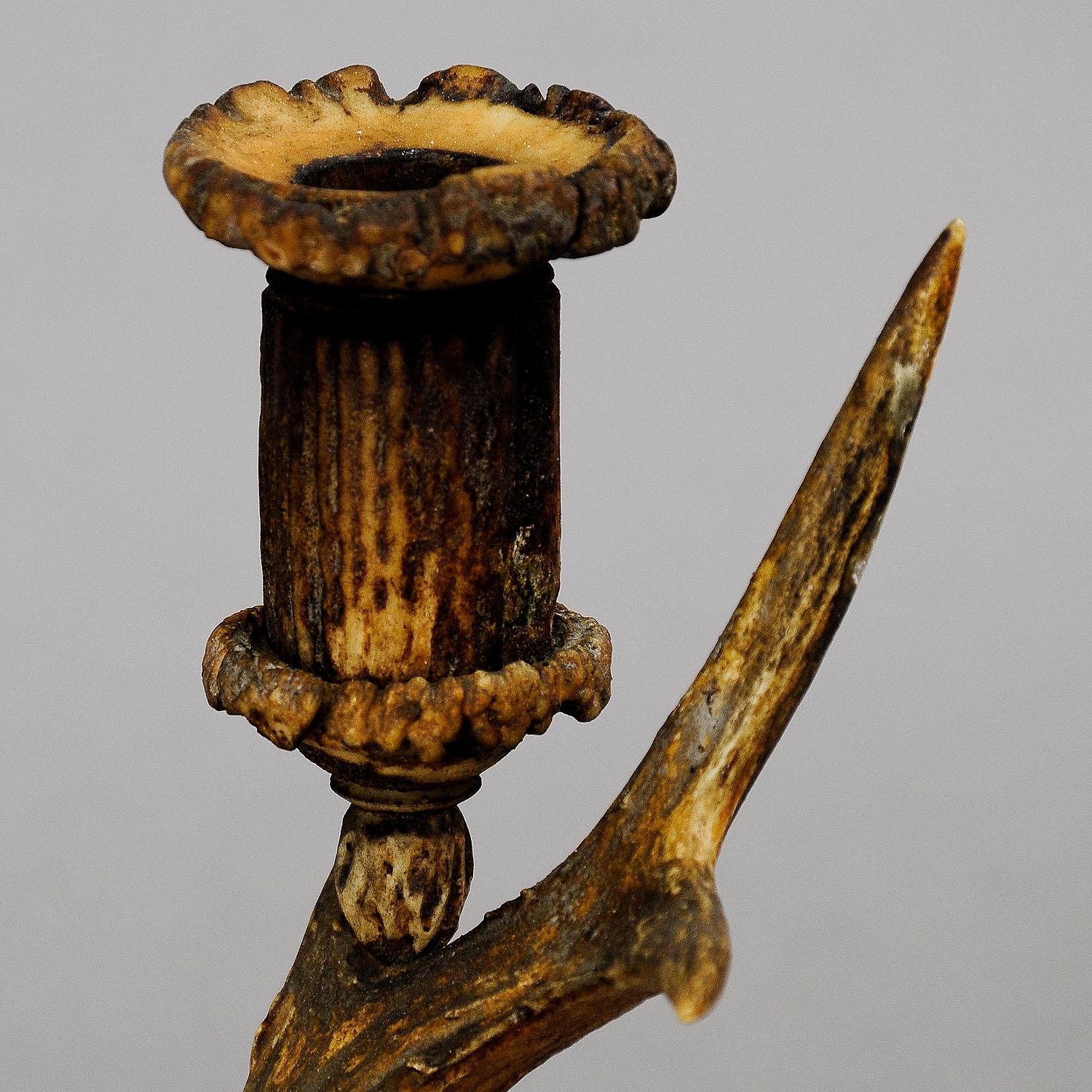 Rustique Bougeoir en bois de cerf à deux bras, Antiquité Cabine 1900 en vente