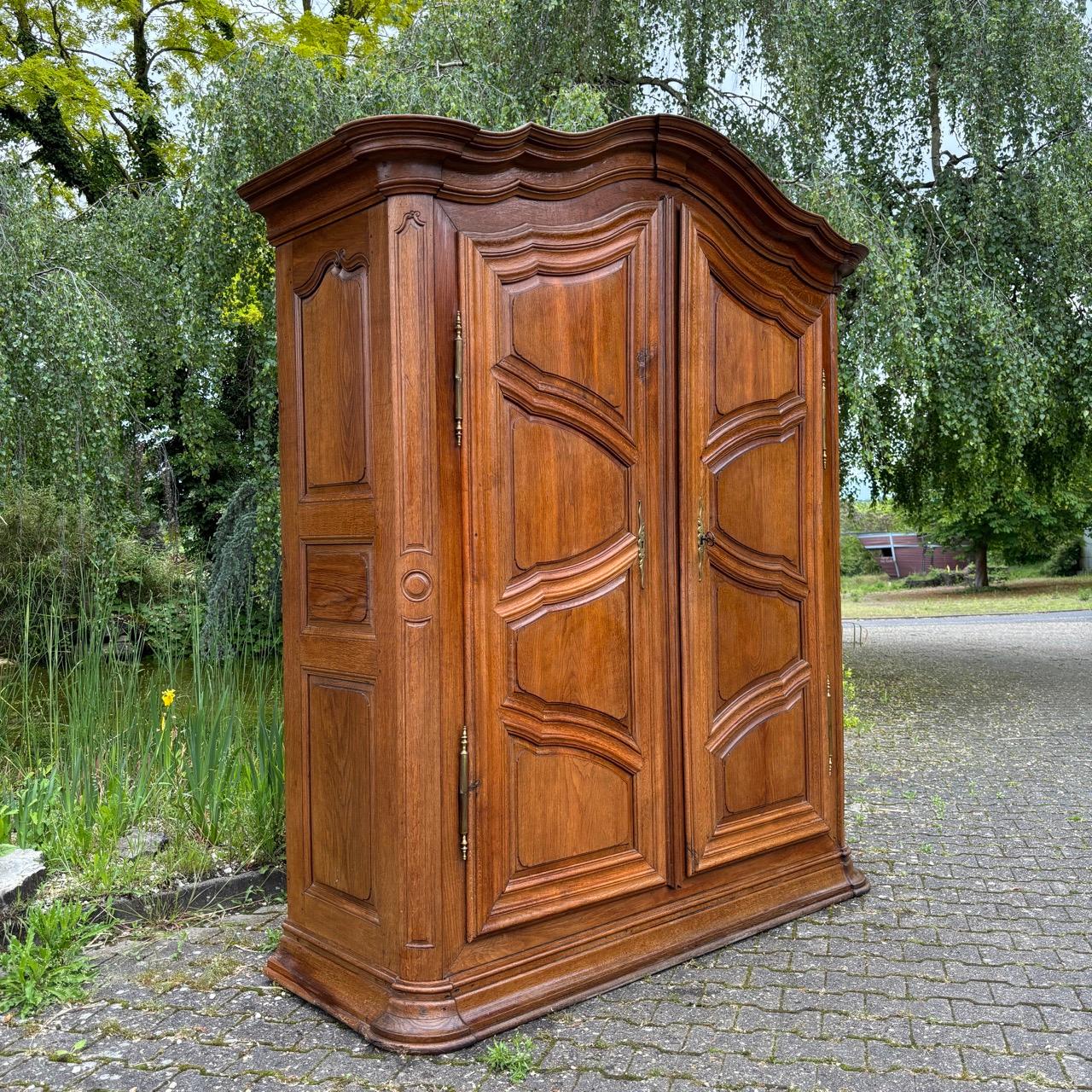 Early 18th Century Antique cabinet  Baroque  France around 1700  Unique lock & key For Sale
