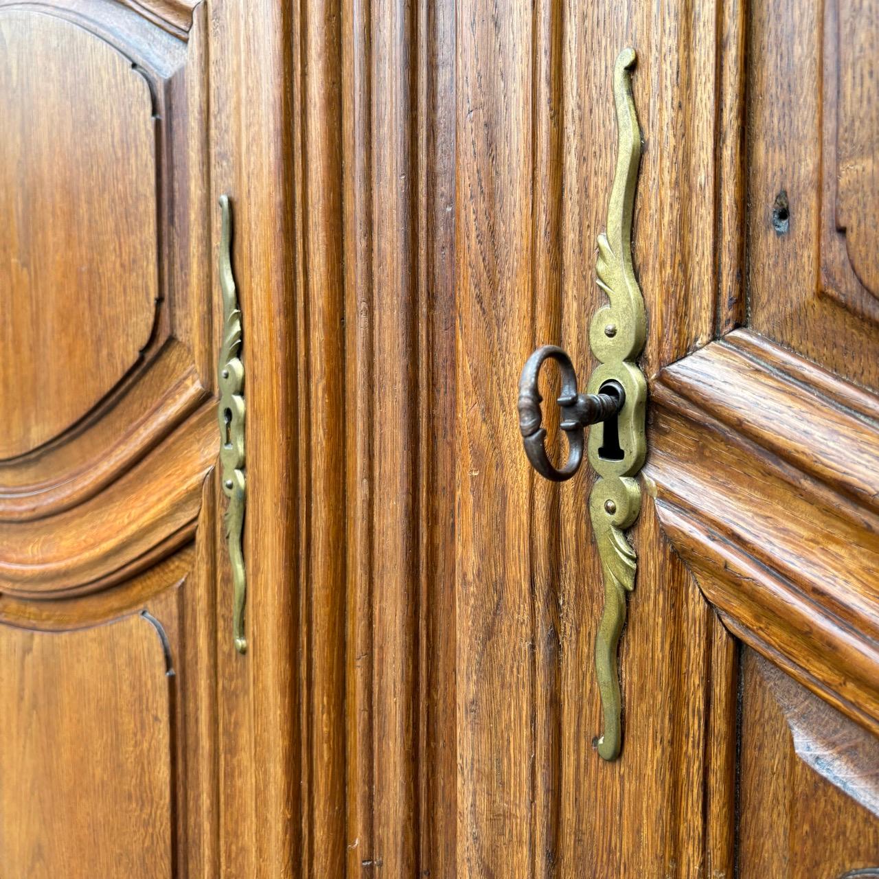 Antique cabinet  Baroque  France around 1700  Unique lock & key For Sale 3