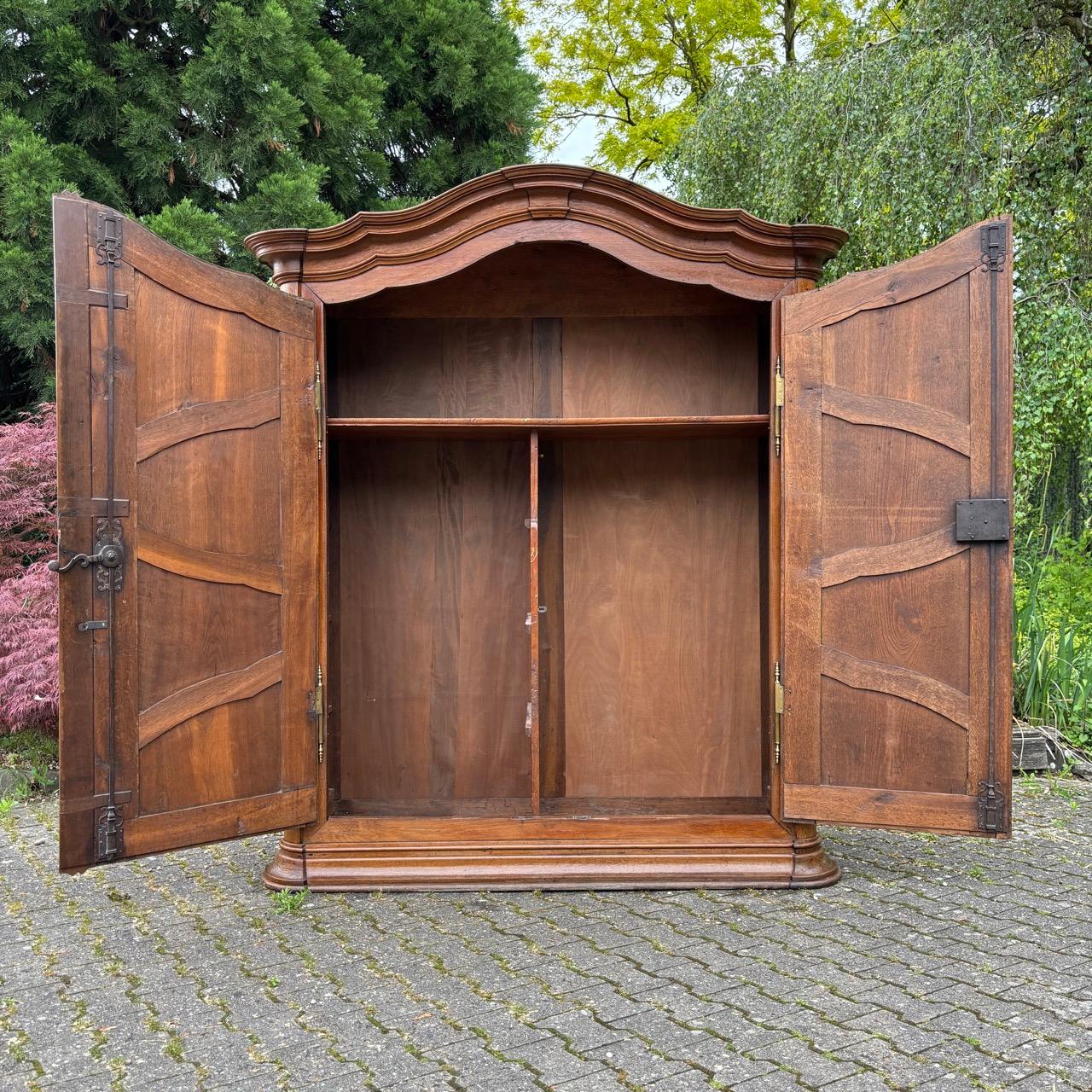 Antique cabinet  Baroque  France around 1700  Unique lock & key For Sale 4