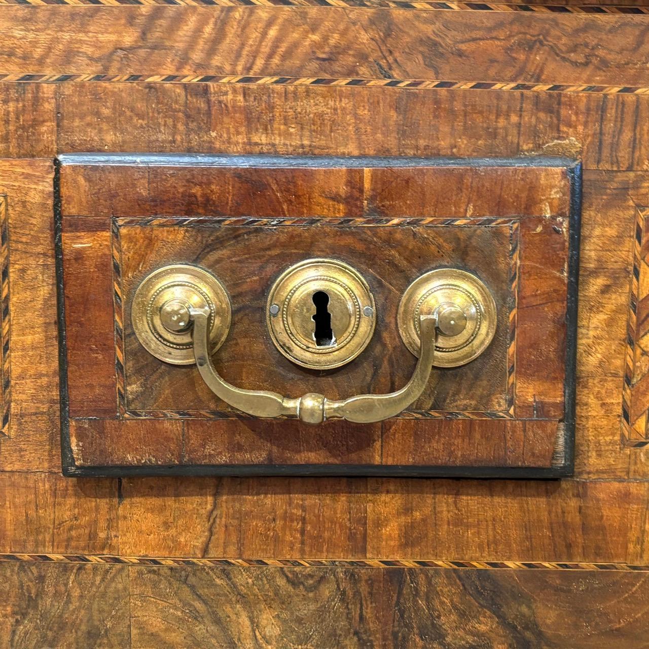 Armadio antico  Barocco  Lorrain intorno al 1740  Oak e noce  12 casse in vendita 6