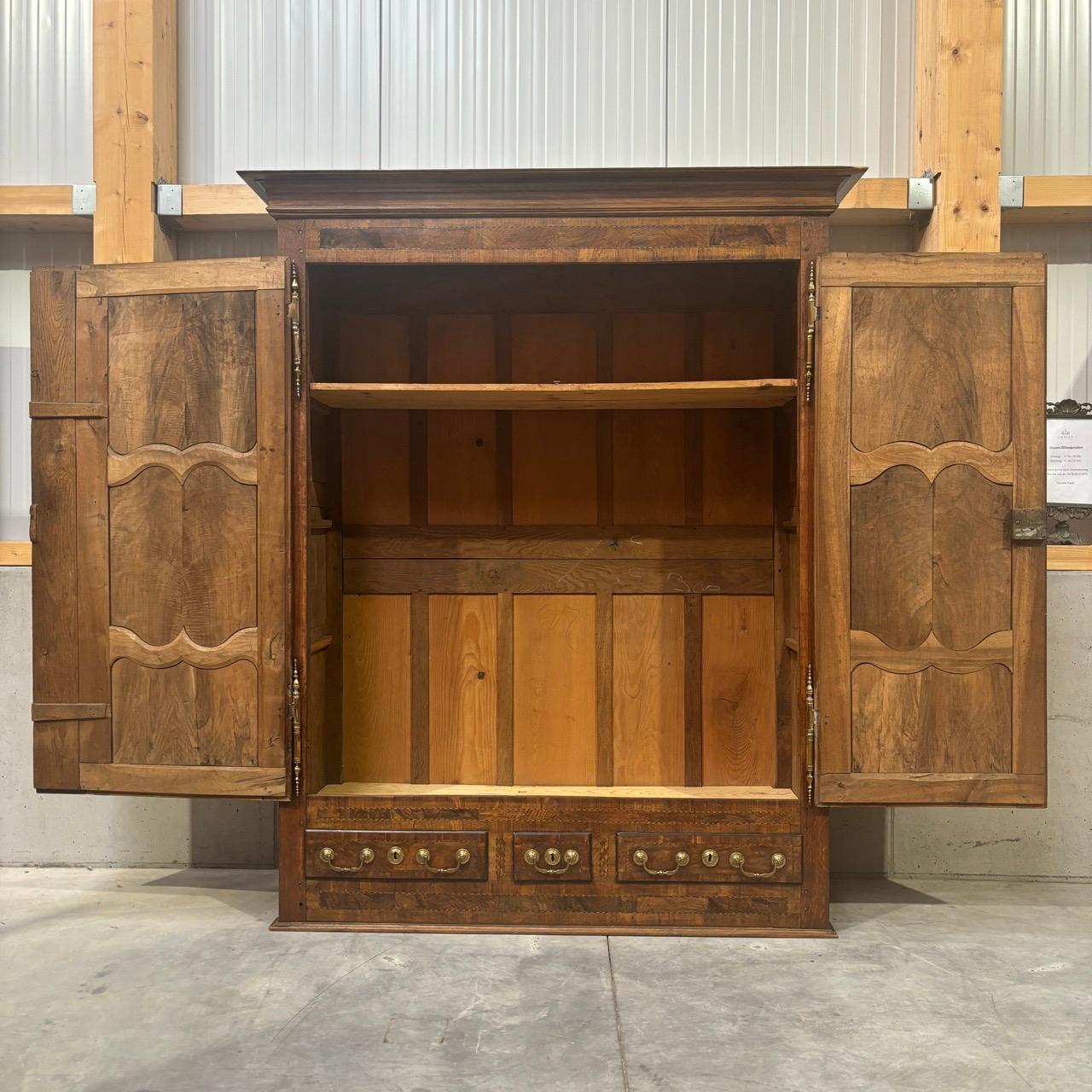 Armadio antico  Barocco  Lorrain intorno al 1740  Oak e noce  12 casse in vendita 8