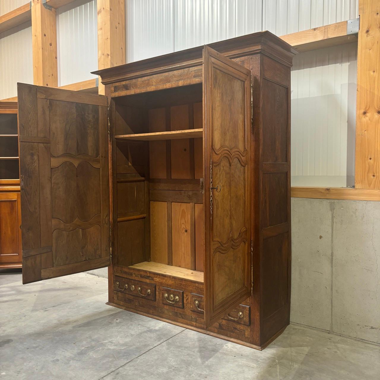 Armadio antico  Barocco  Lorrain intorno al 1740  Oak e noce  12 casse in vendita 10