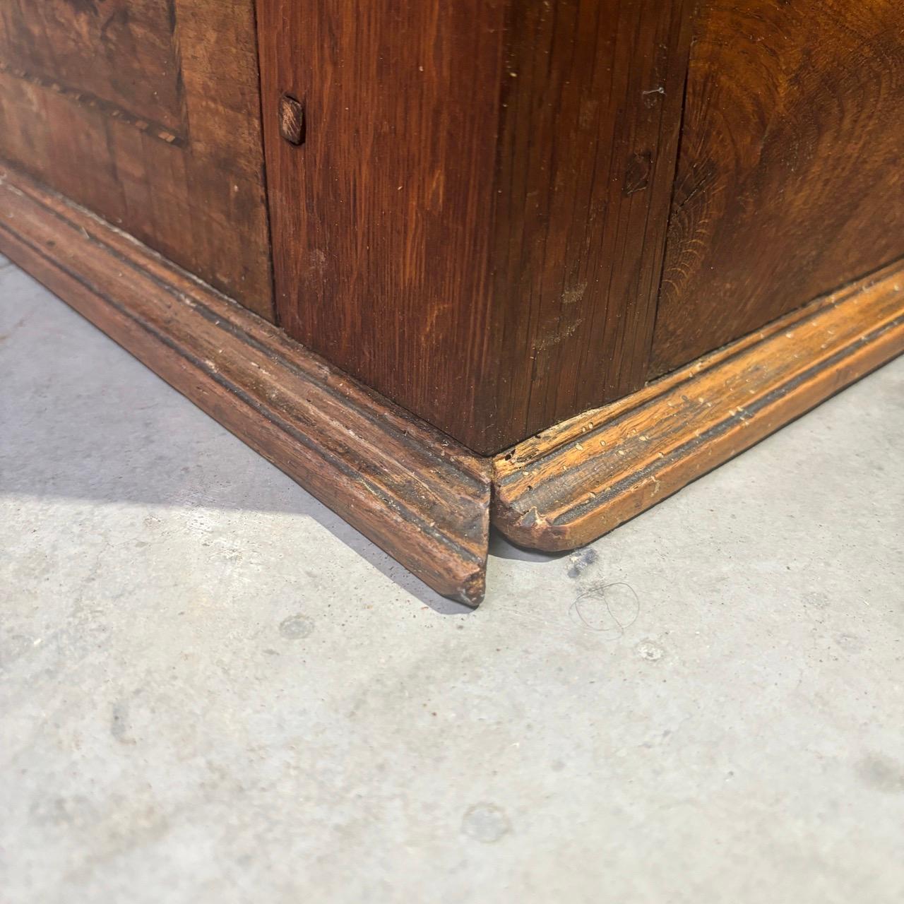 Armadio antico  Barocco  Lorrain intorno al 1740  Oak e noce  12 casse in vendita 13