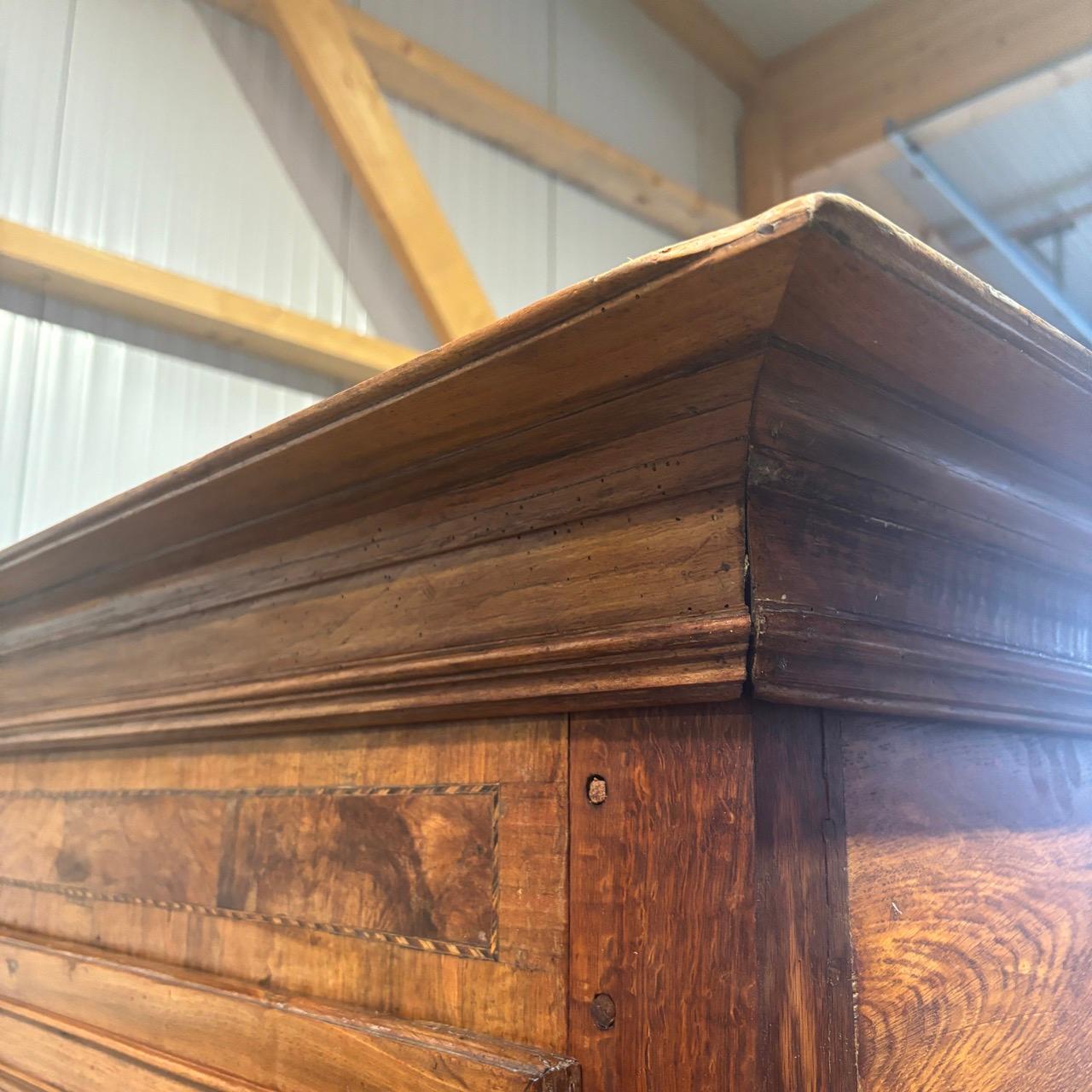 Armadio antico  Barocco  Lorrain intorno al 1740  Oak e noce  12 casse in vendita 15