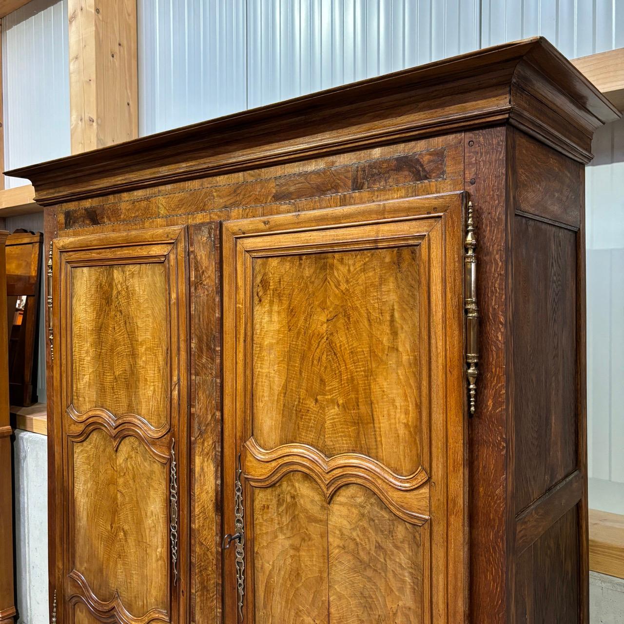 Armadio antico  Barocco  Lorrain intorno al 1740  Oak e noce  12 casse In condizioni buone in vendita a Würzburg, DE